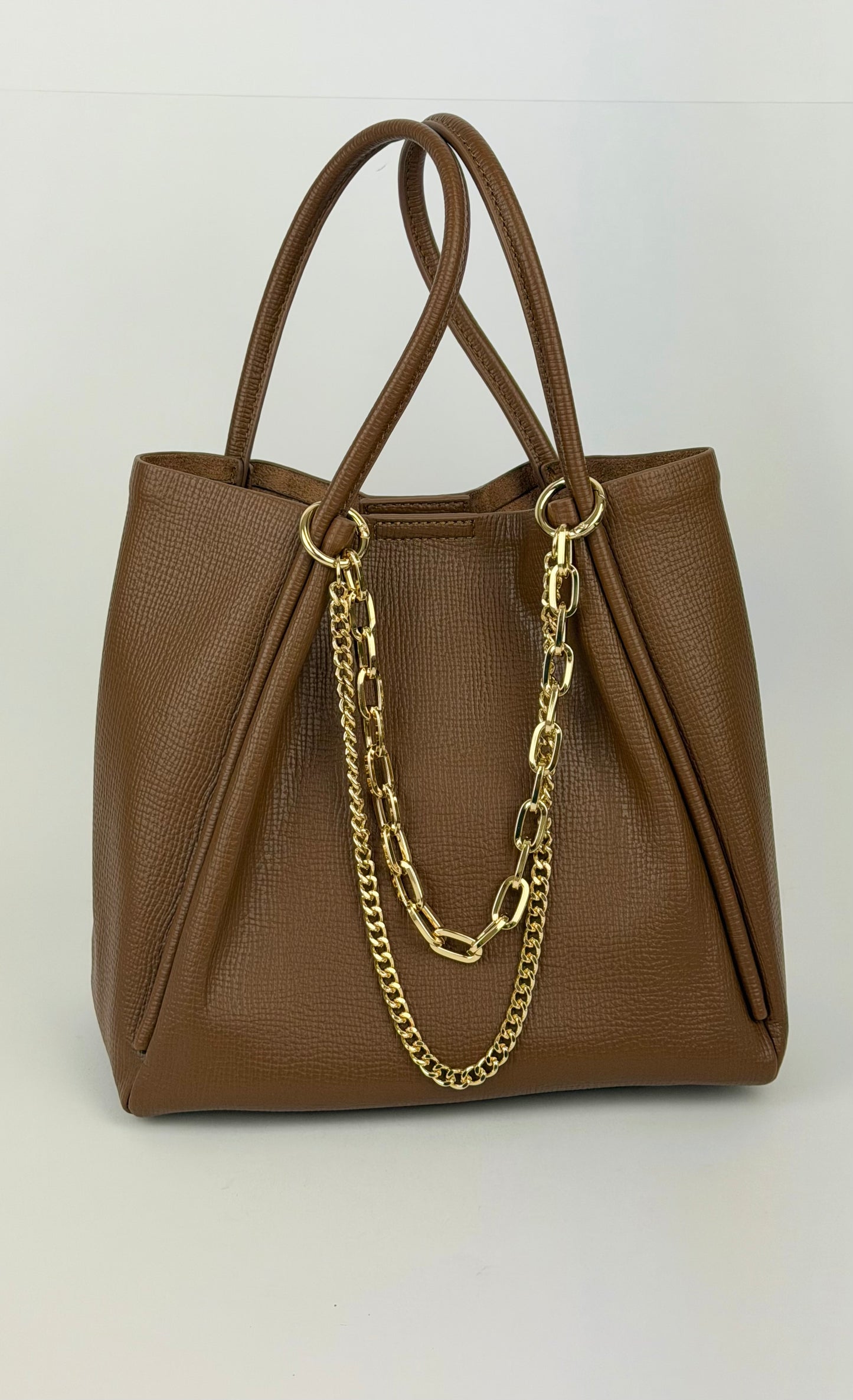 Carteira bucket eco-pele camel com correntes douradas