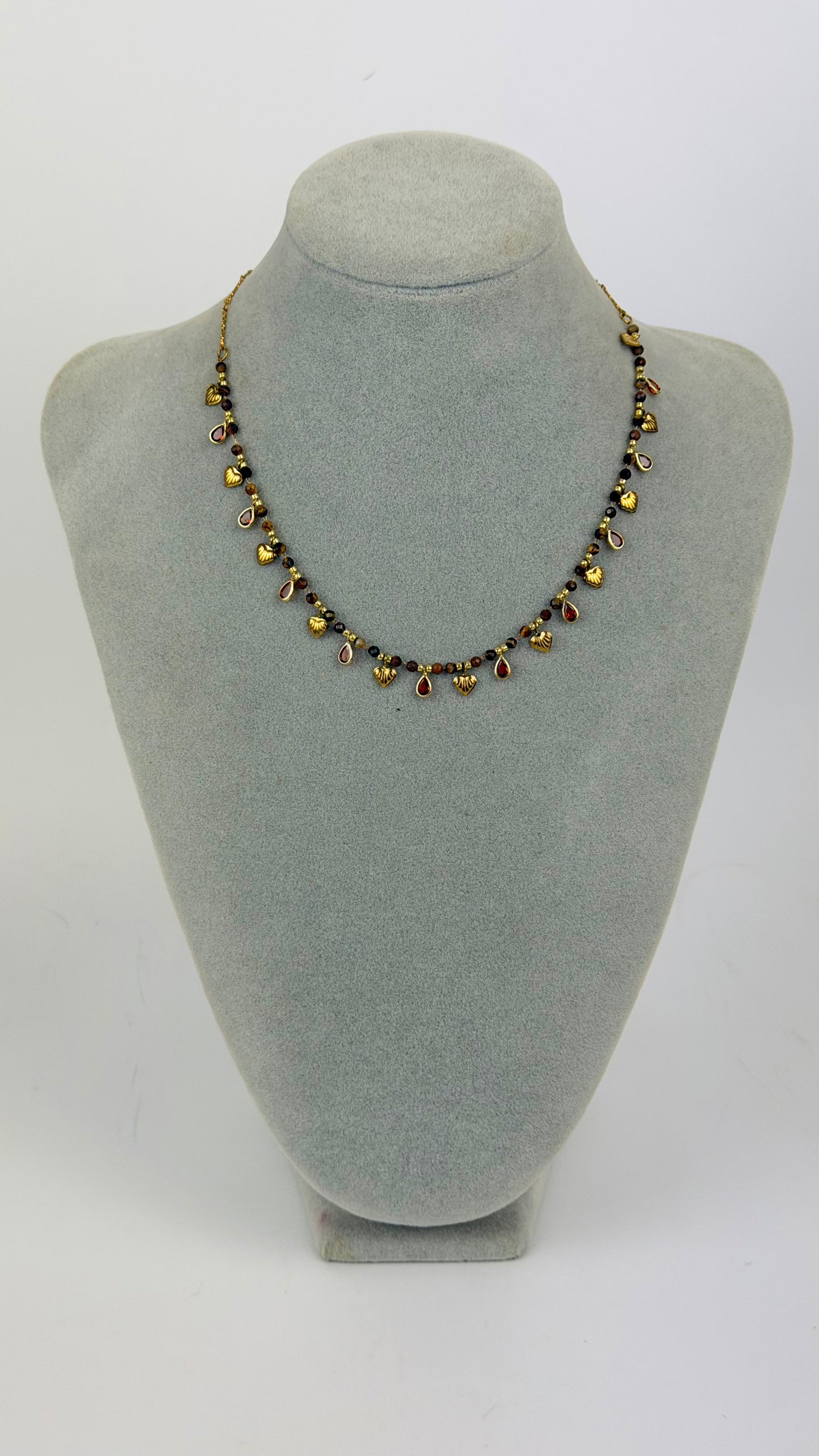 Colar aço dourado missangas castanhas e telha