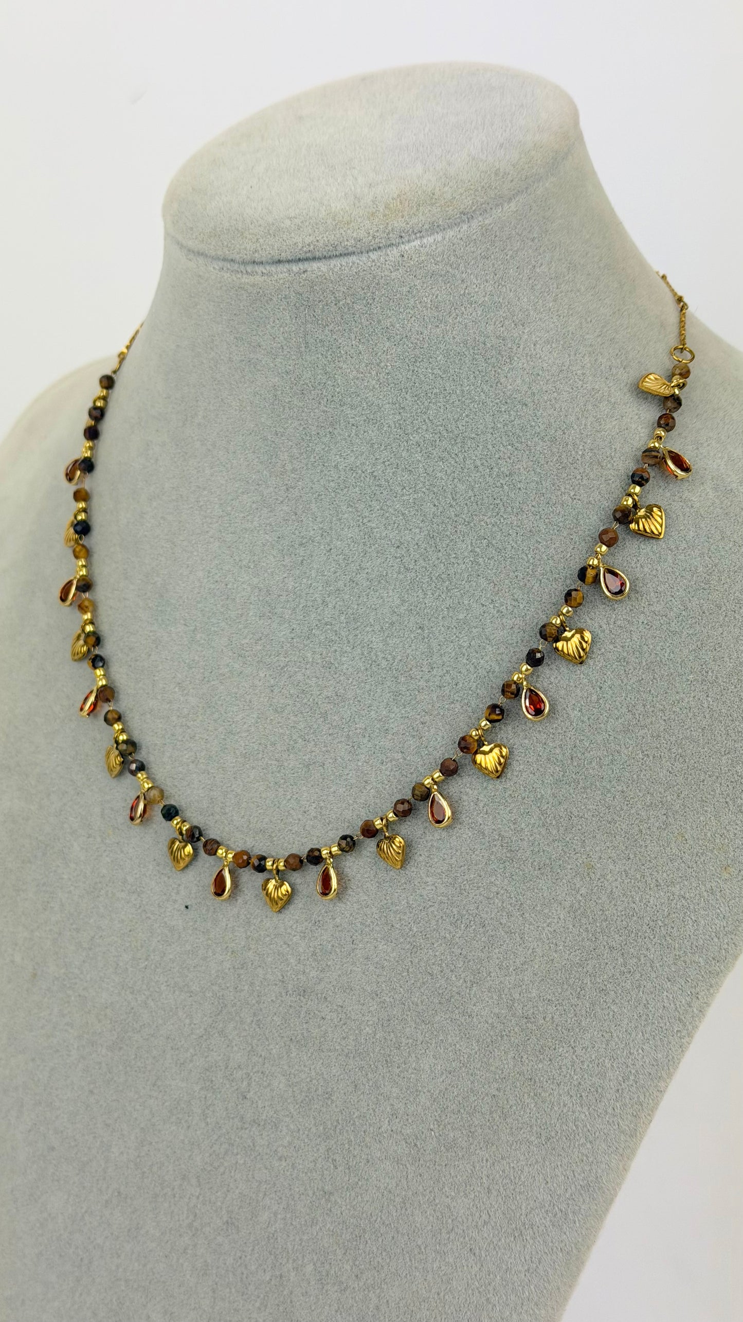 Colar aço dourado missangas castanhas e telha