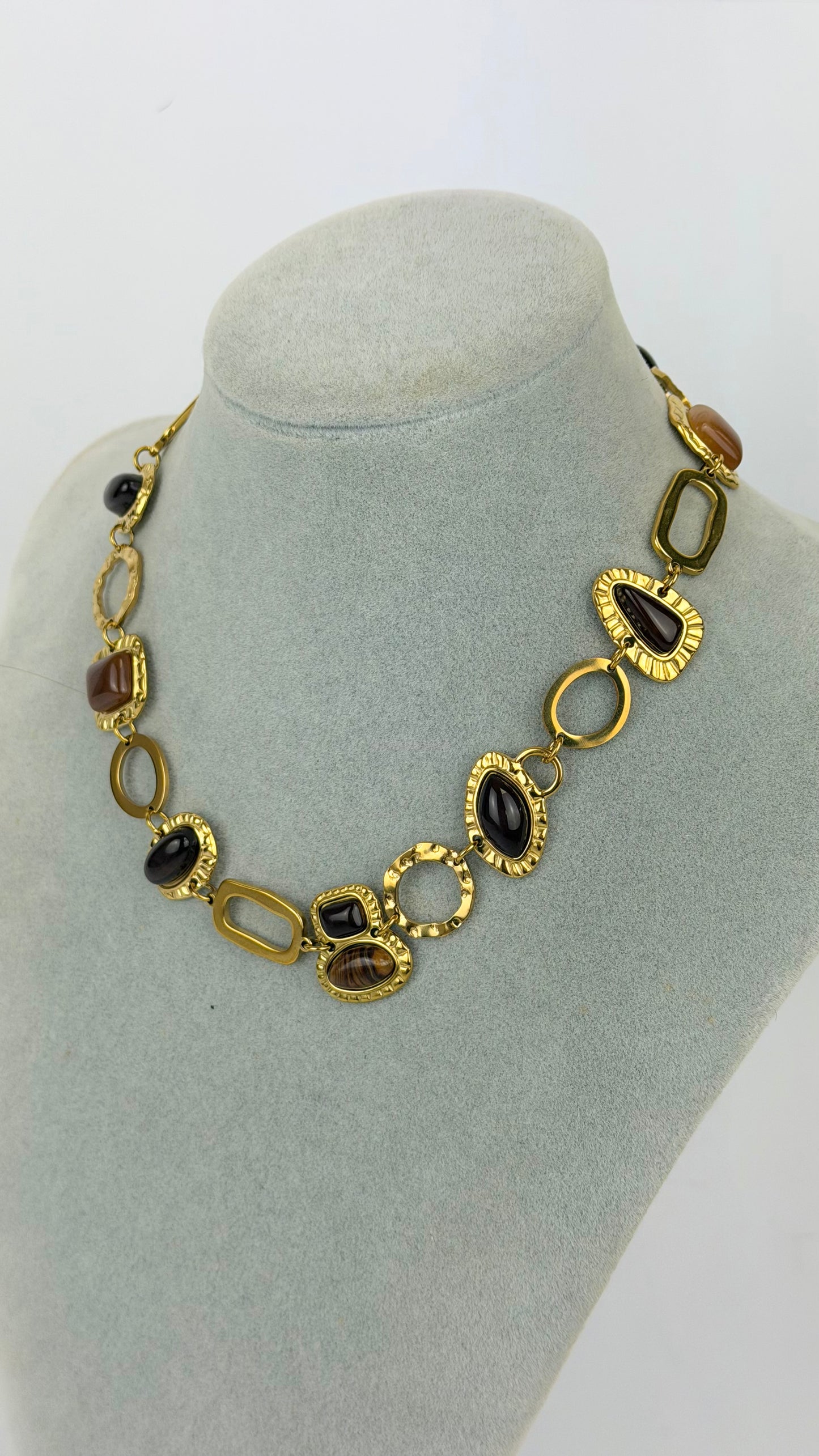 Colar aço dourado com pedras tons castanho