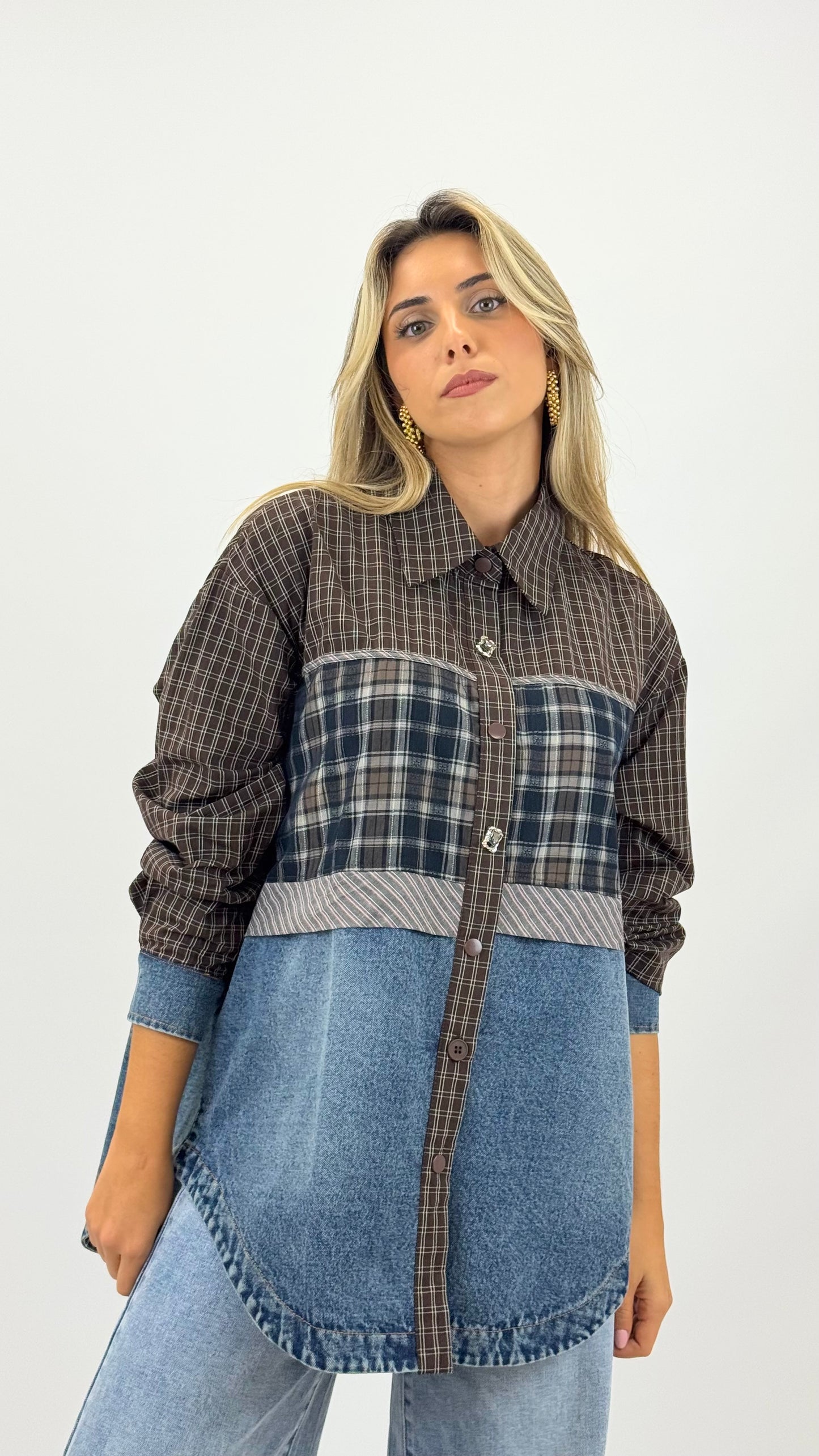 Camisa tons castanho xadrez e ganga