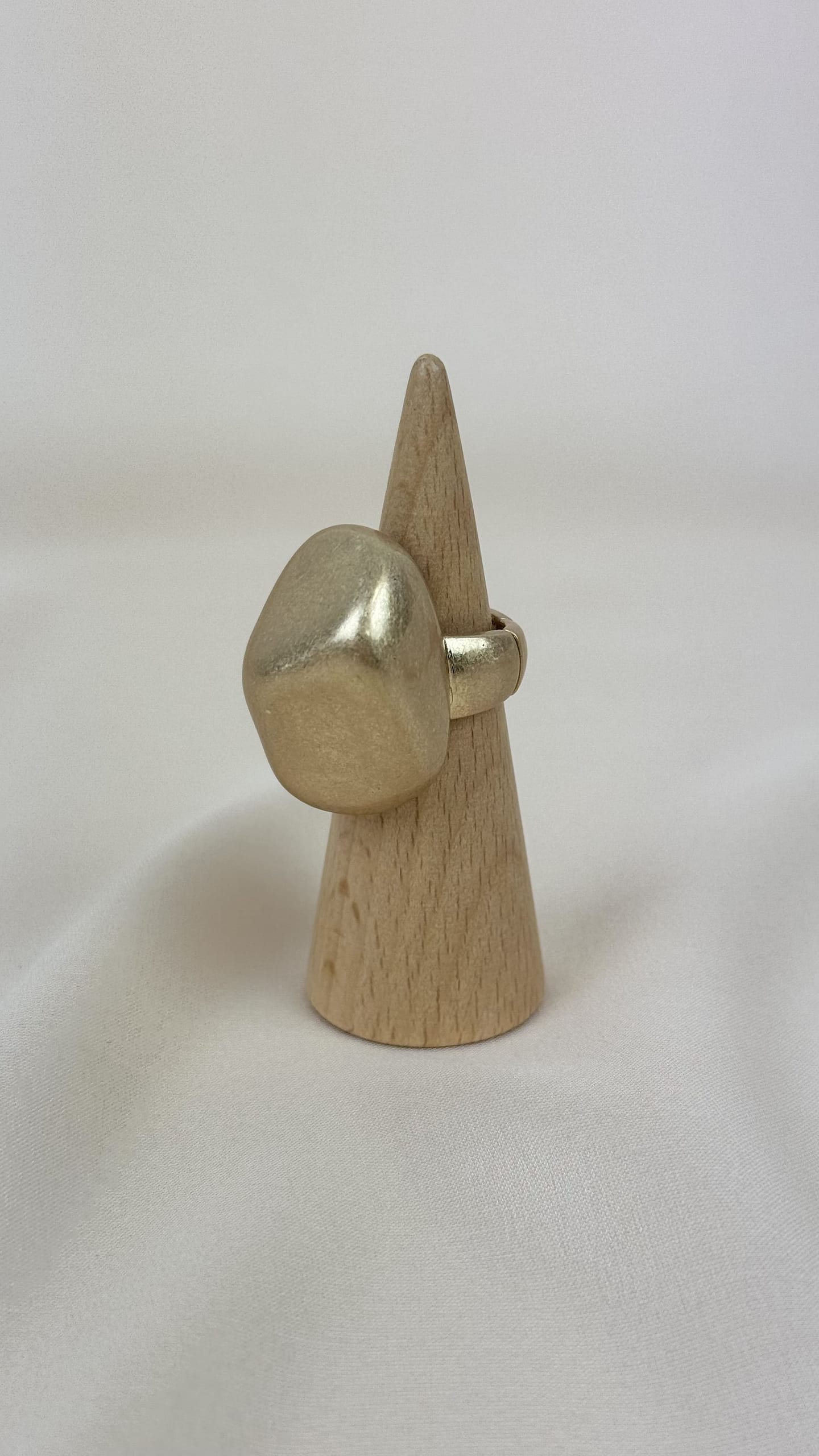 Anel elástico efeito pedra dourado baço