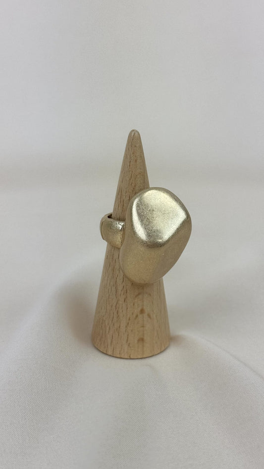 Anel elástico efeito pedra dourado baço