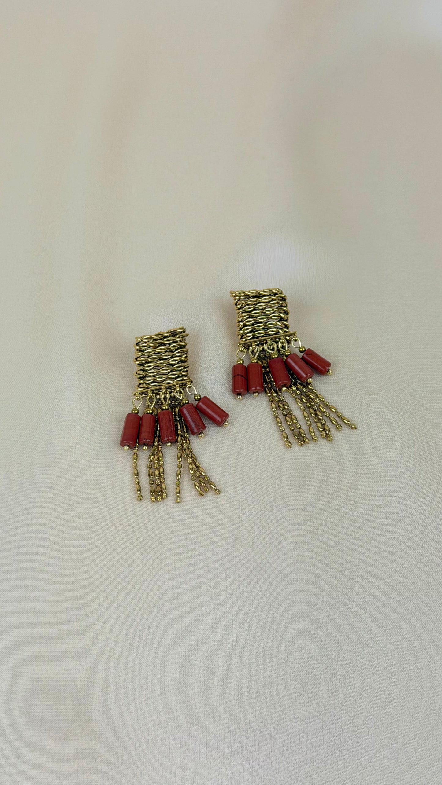 Brincos aço dourado com pendentes telha