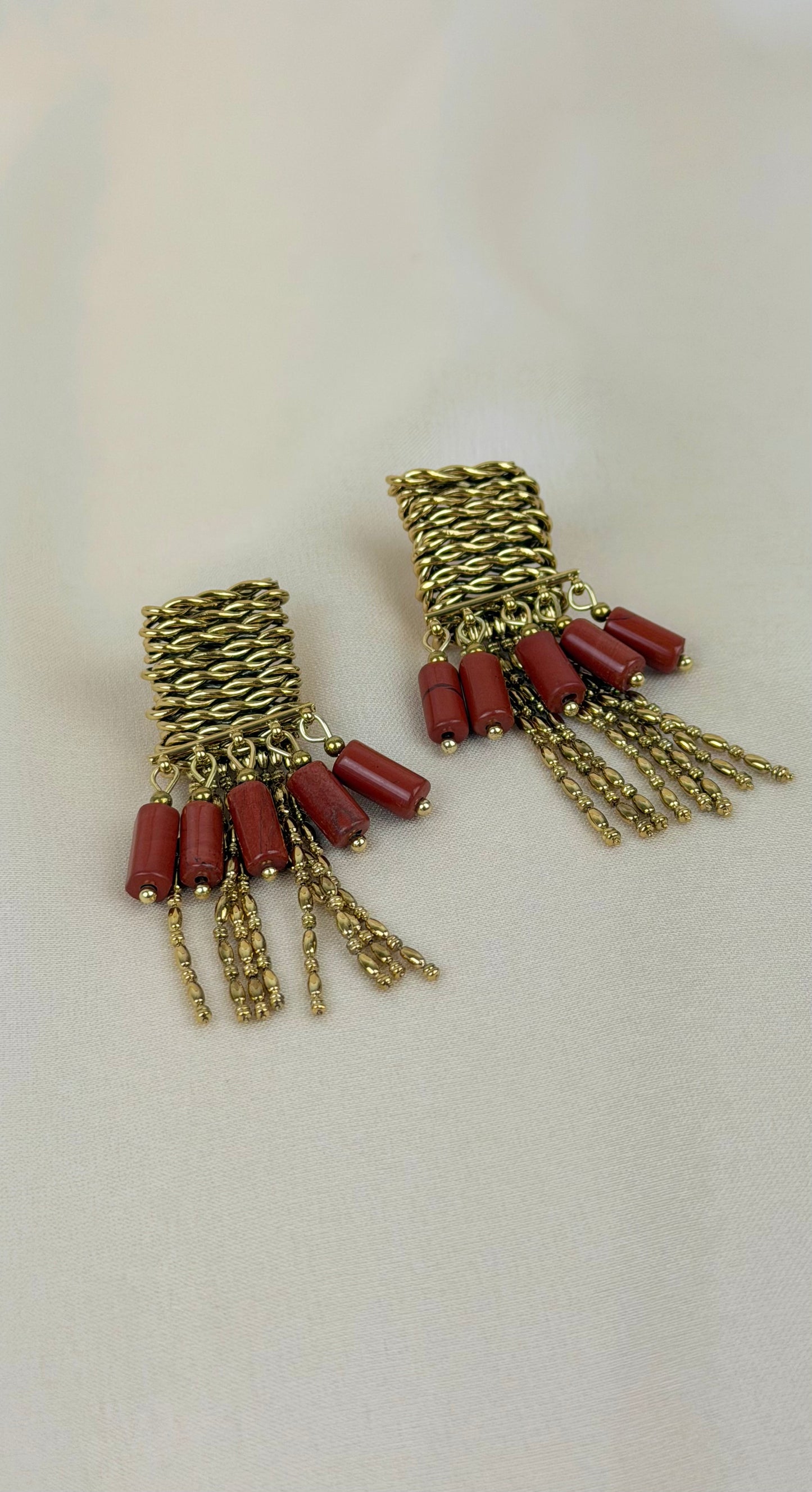 Brincos aço dourado com pendentes telha