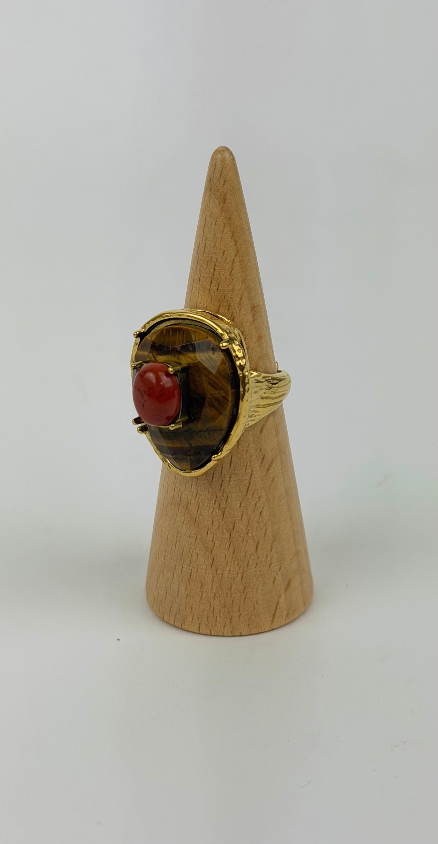 Anel aço dourado com pedra castanha e telha