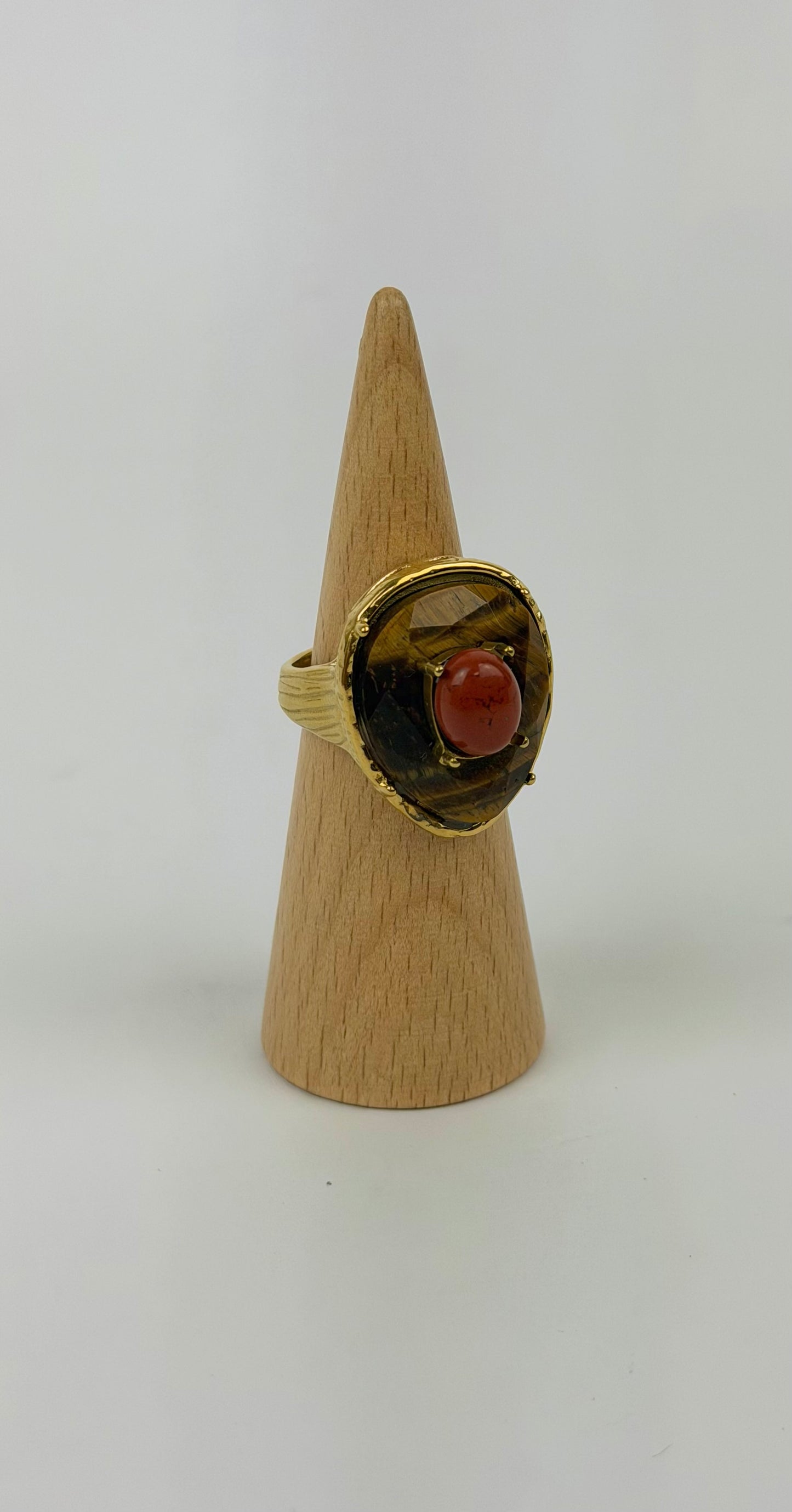 Anel aço dourado com pedra castanha e telha