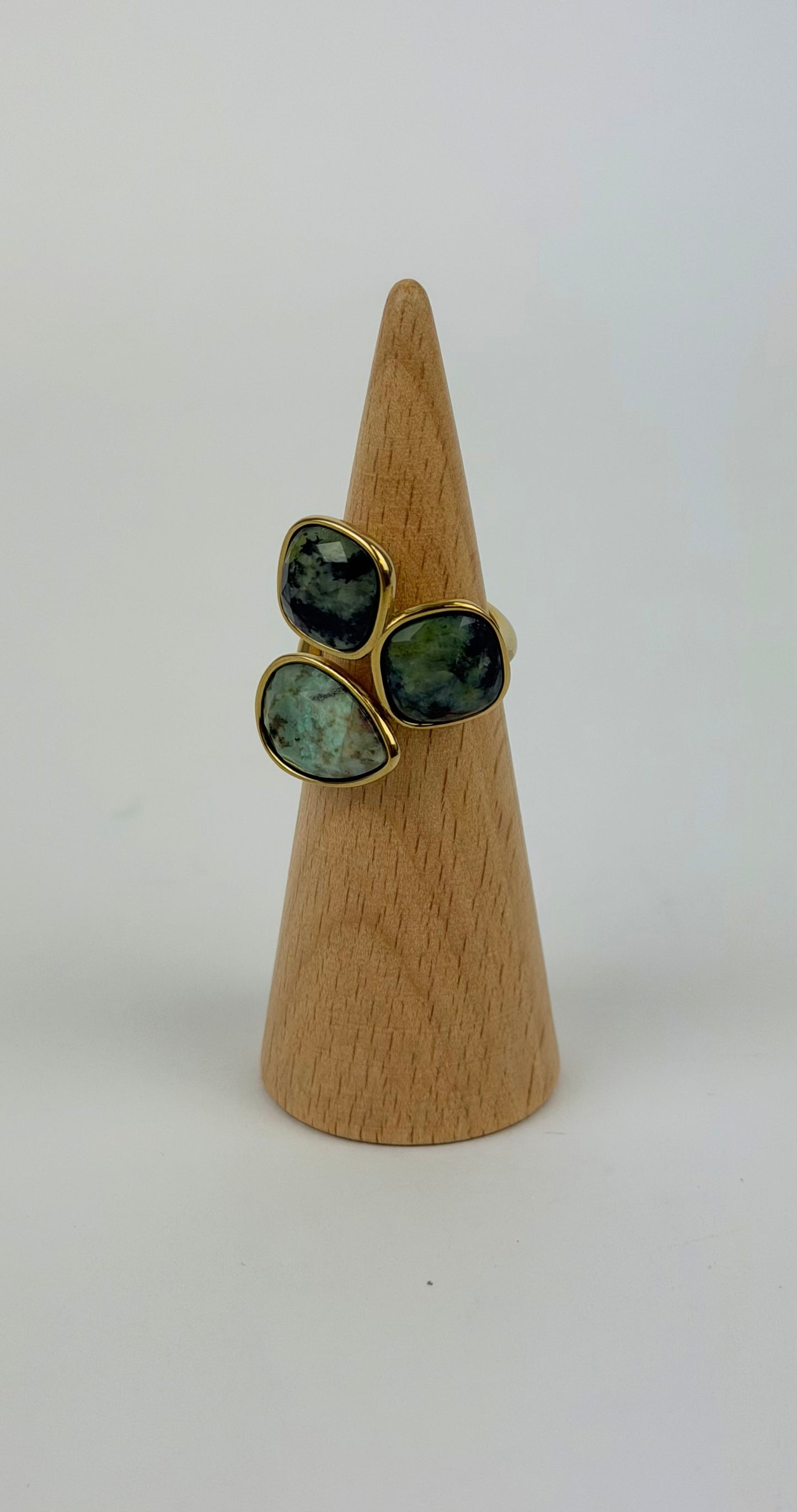Anel aço dourado com pedras verdes