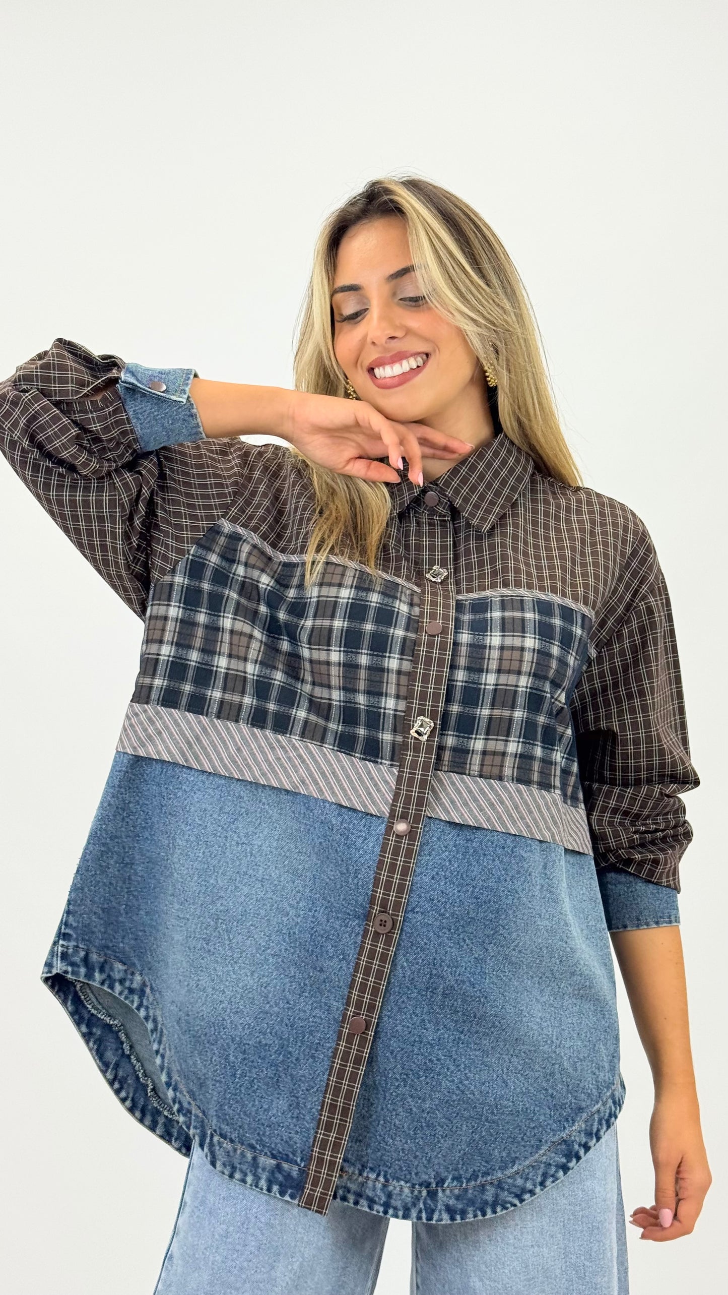 Camisa tons castanho xadrez e ganga