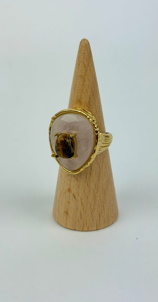 Anel aço dourado com pedra pérola e castanha