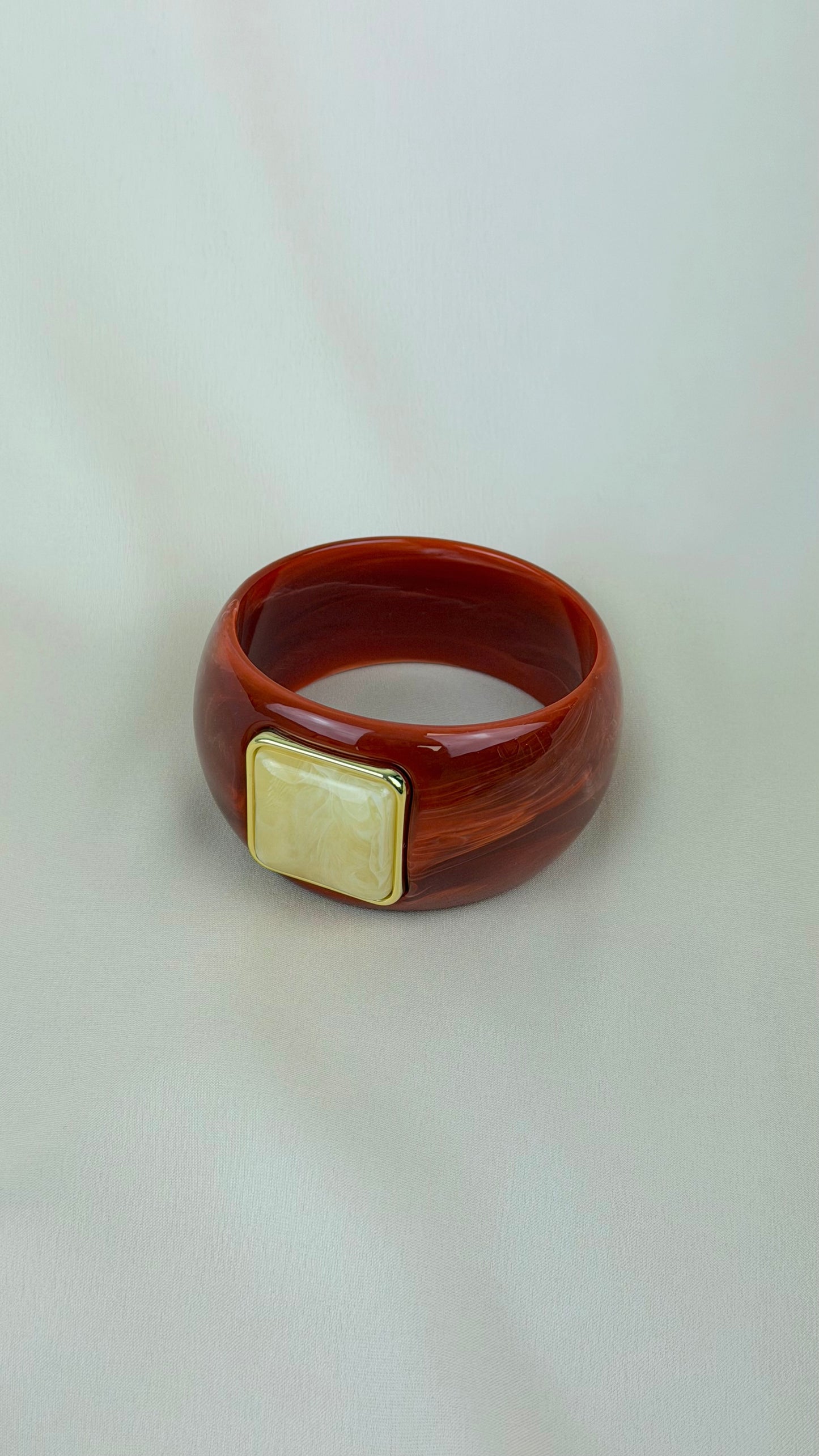 Pulseira acrílico telha com pedra pérola