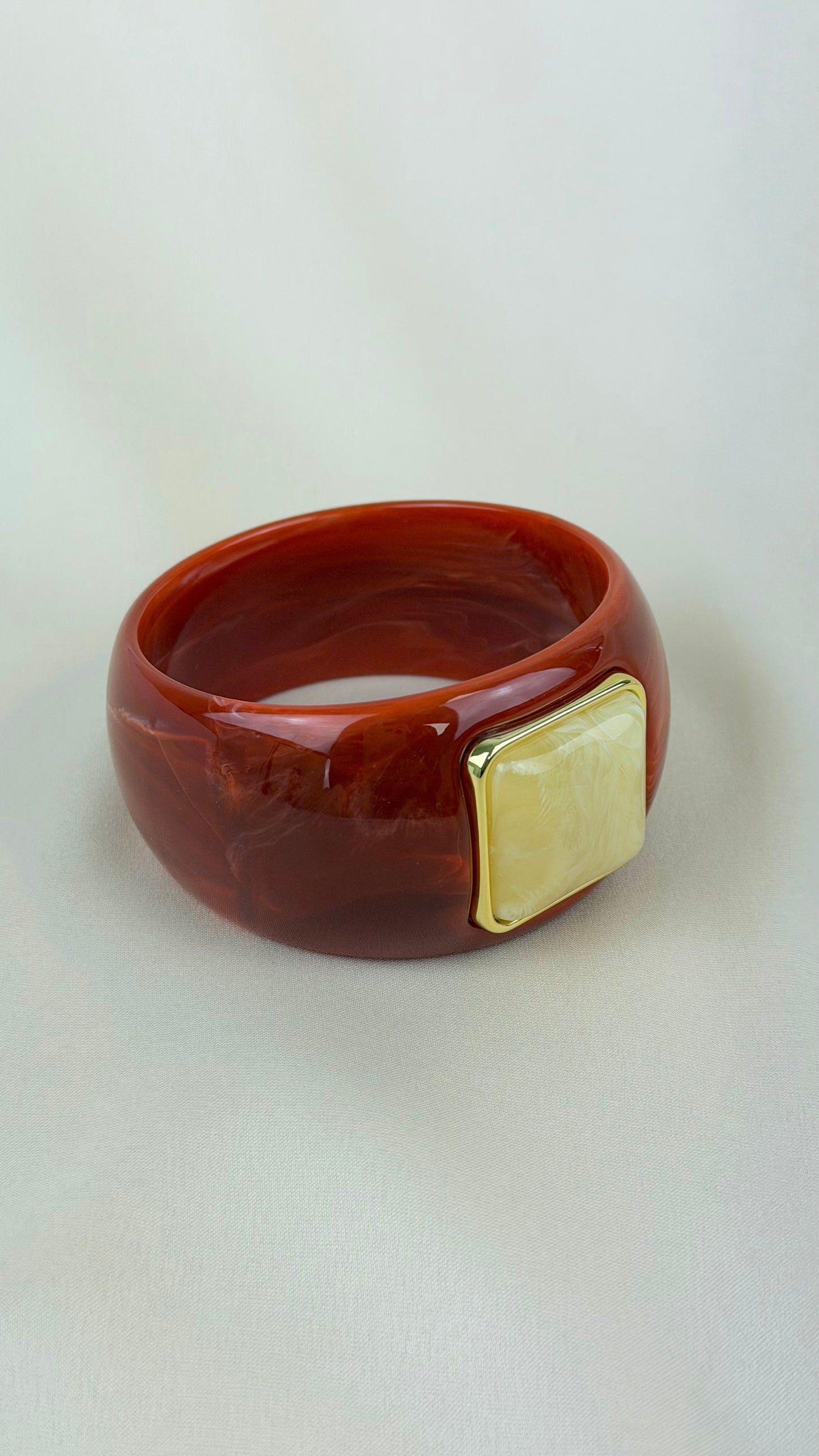 Pulseira acrílico telha com pedra pérola