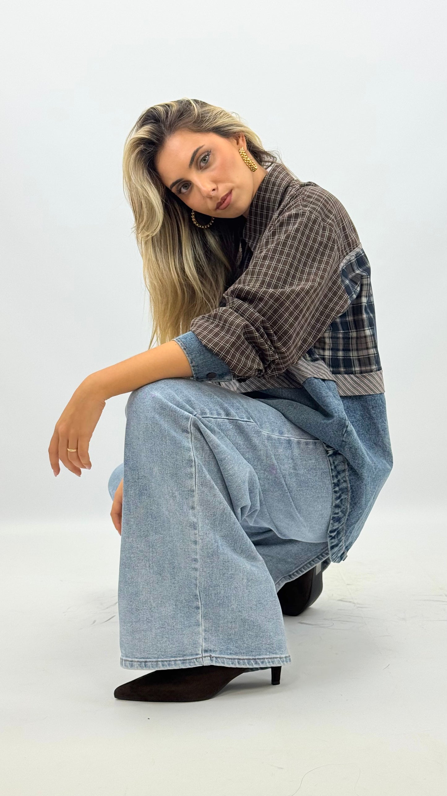 Camisa tons castanho xadrez e ganga