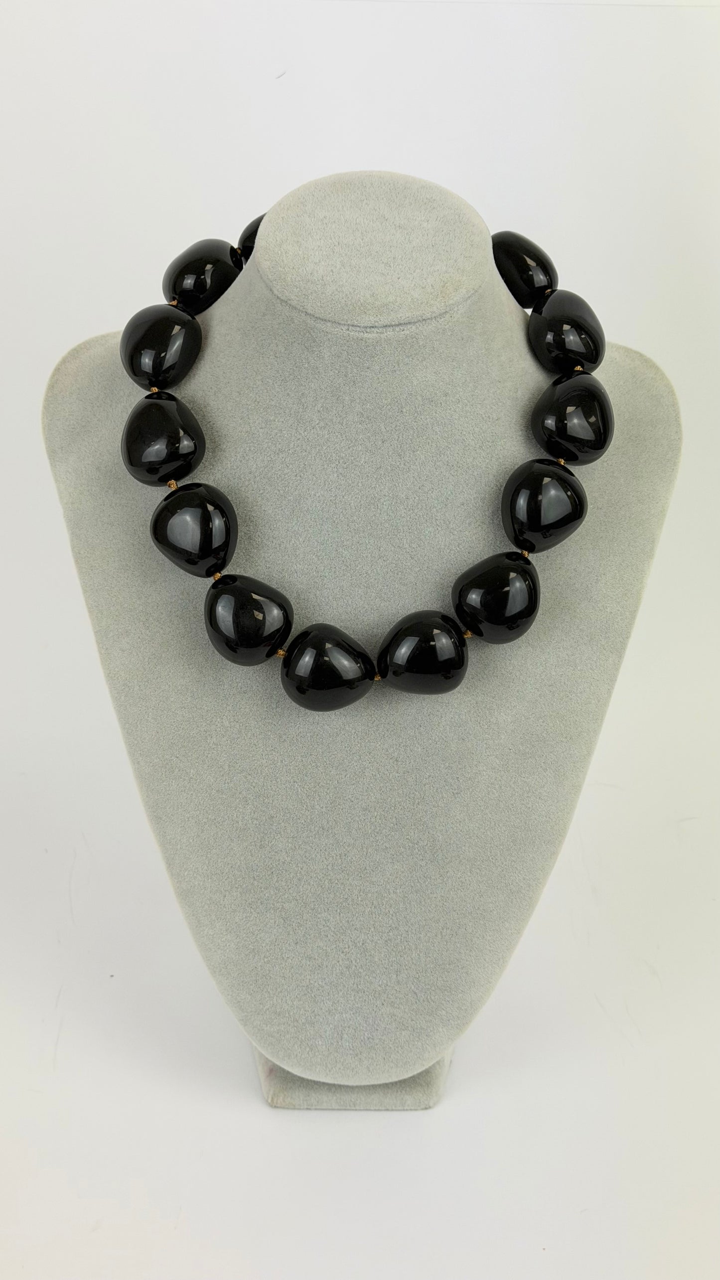 Colar bolas pretas