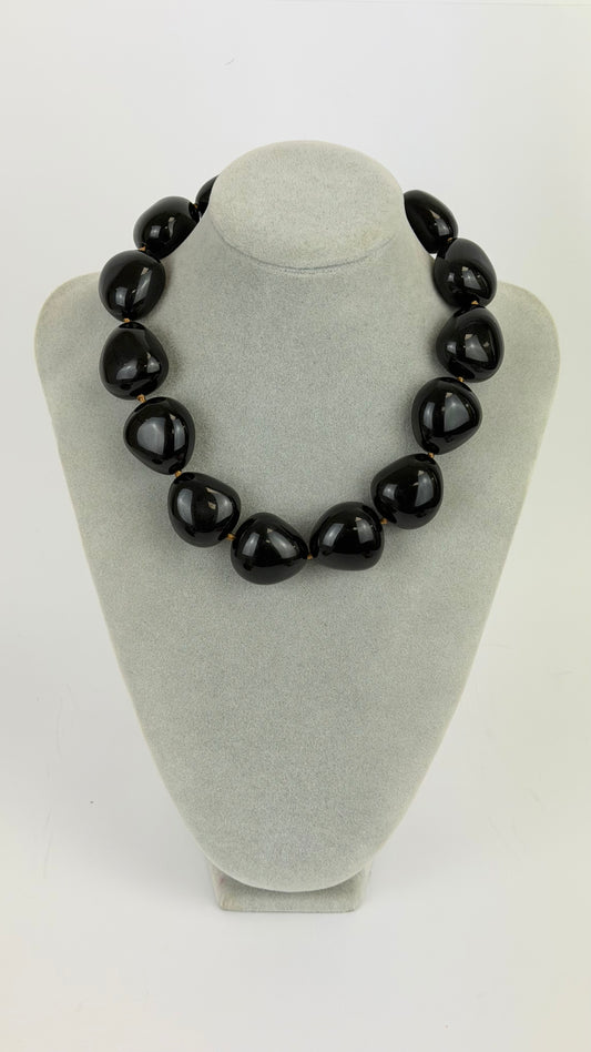 Colar bolas pretas
