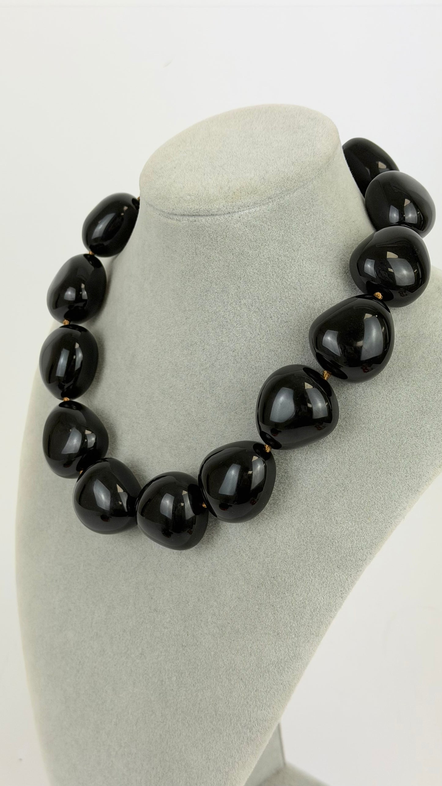 Colar bolas pretas