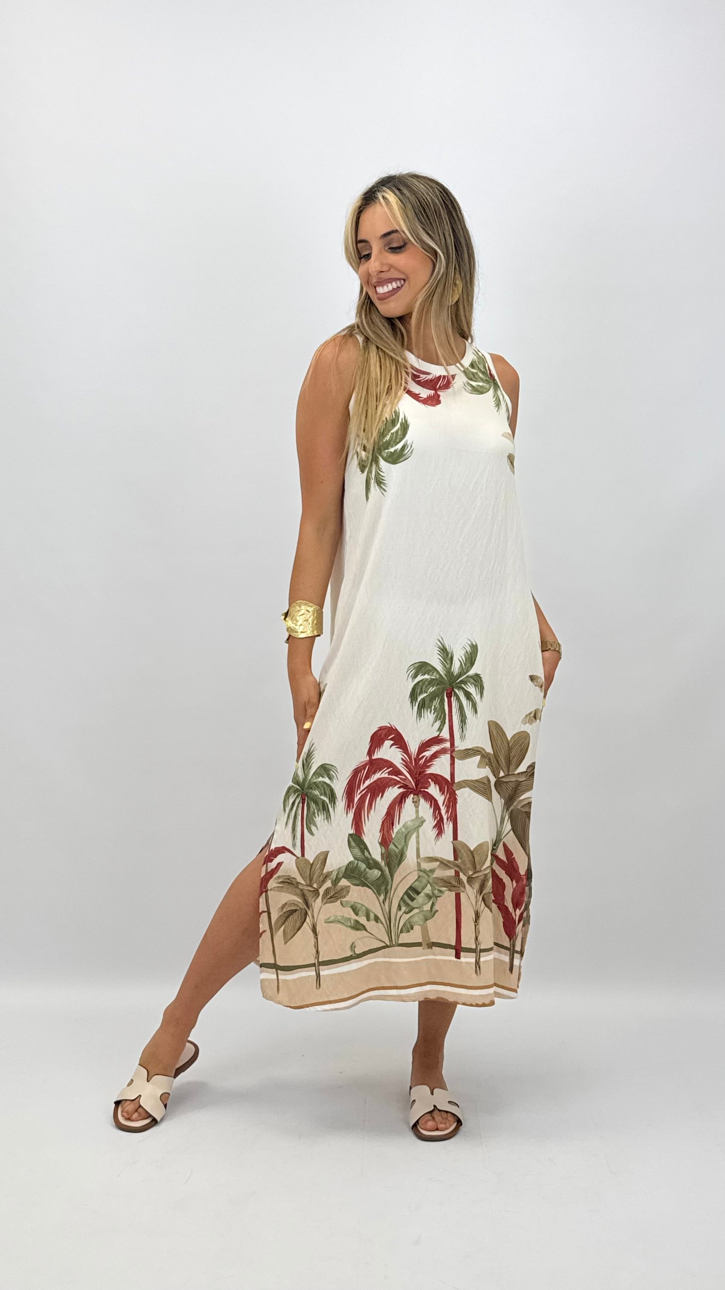 Vestido midi fundo creme com estampado tropical