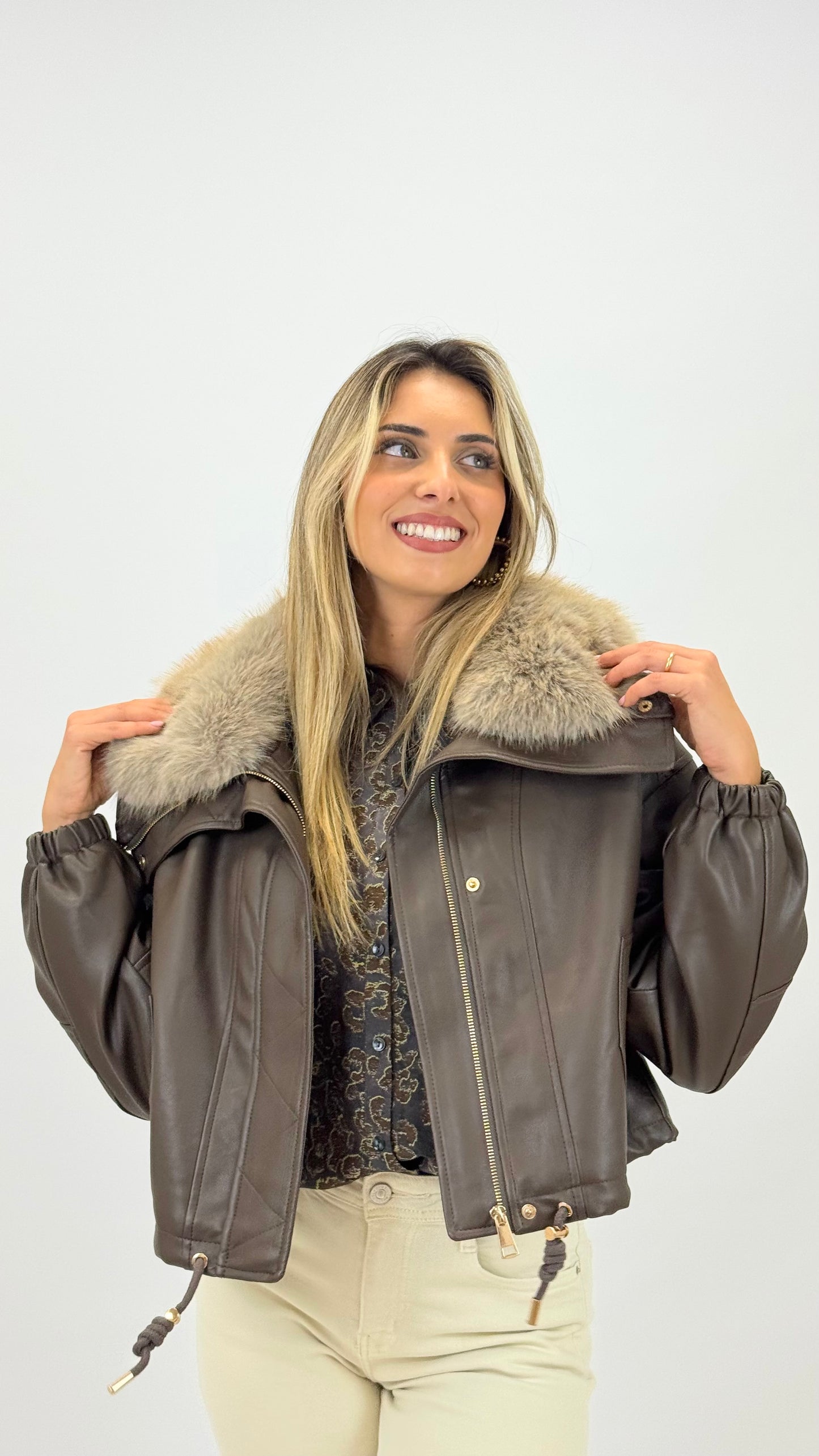 Blusão eco-pele castanho com pêlo na gola