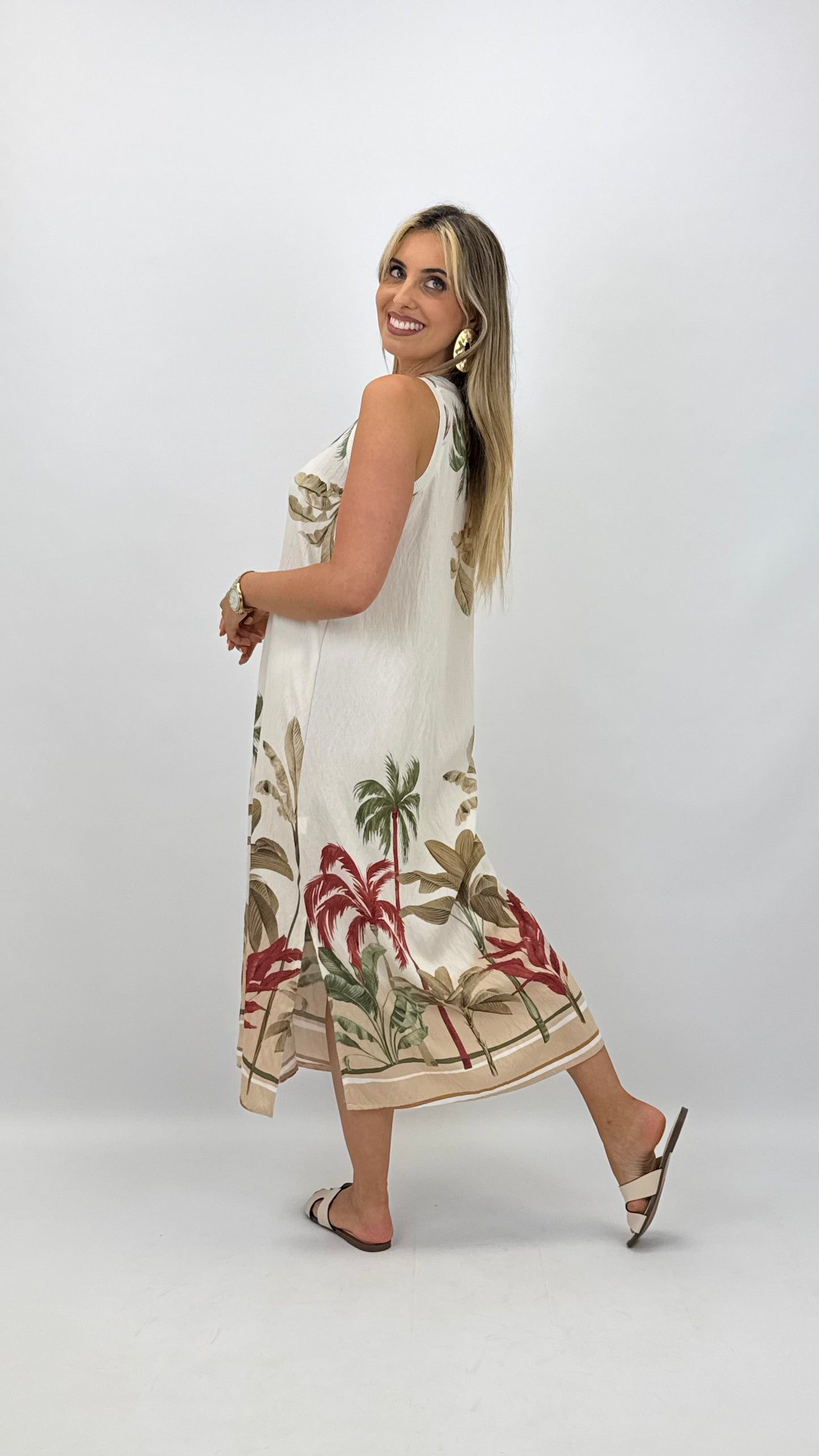 Vestido midi fundo creme com estampado tropical