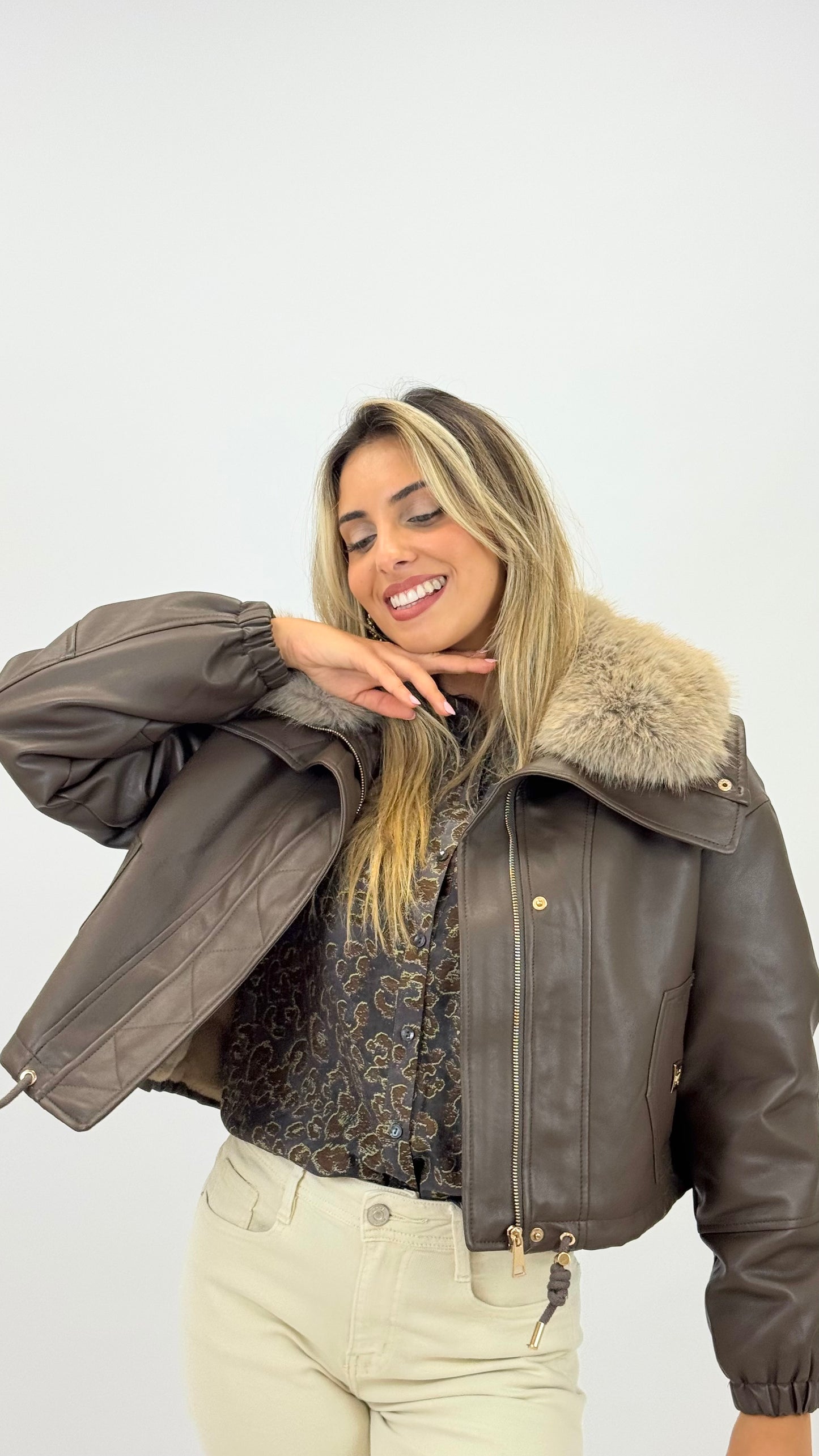 Blusão eco-pele castanho com pêlo na gola