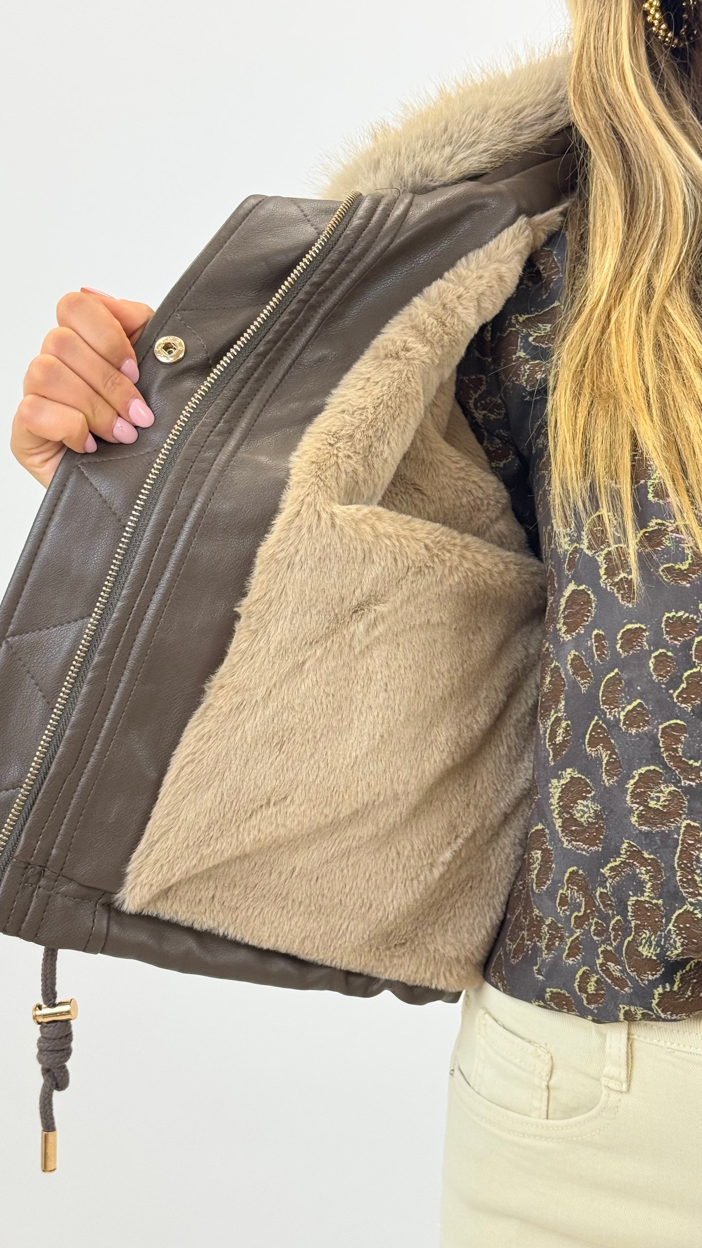 Blusão eco-pele castanho com pêlo na gola