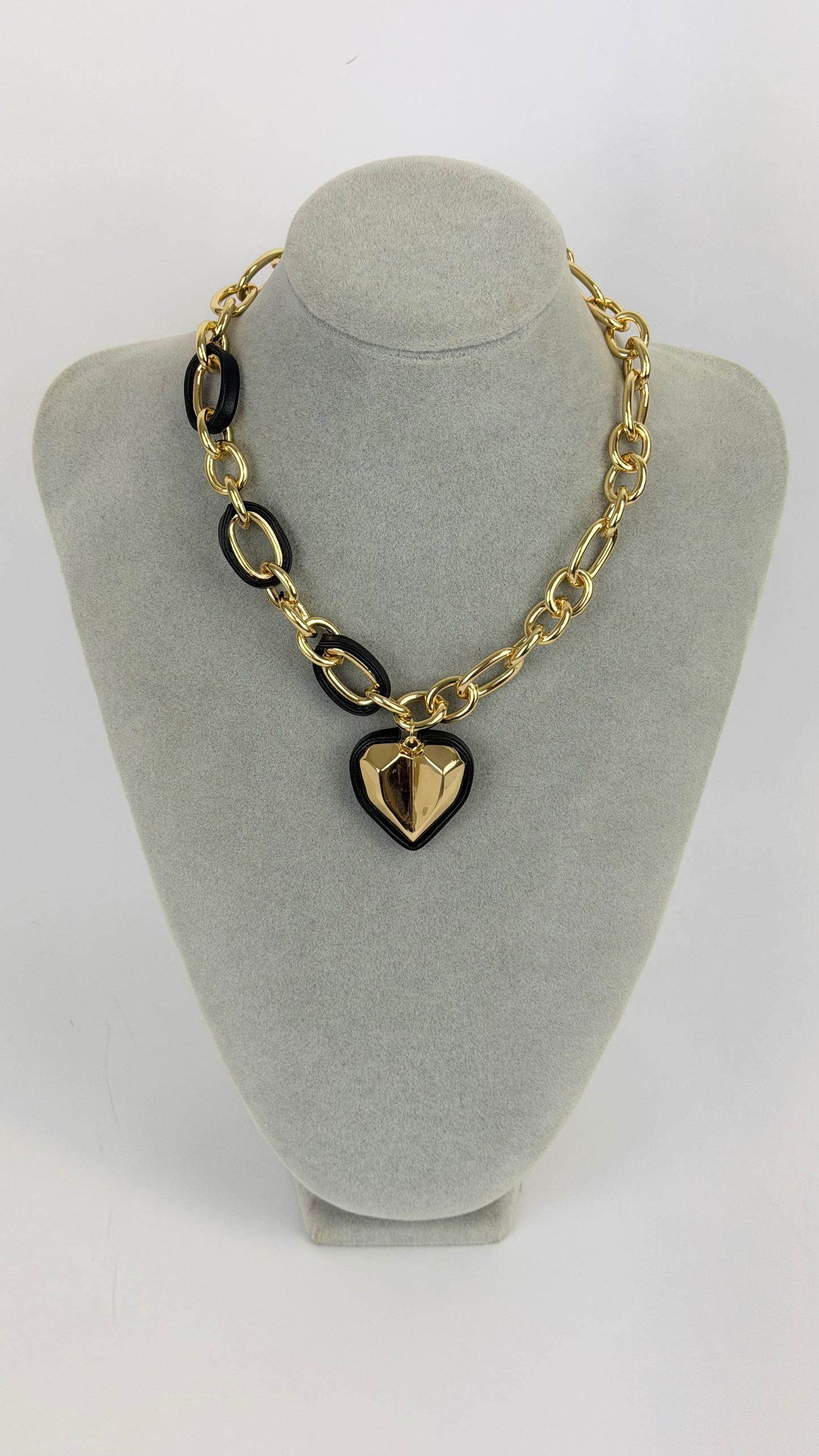 Colar coração dourado com detalhes em preto