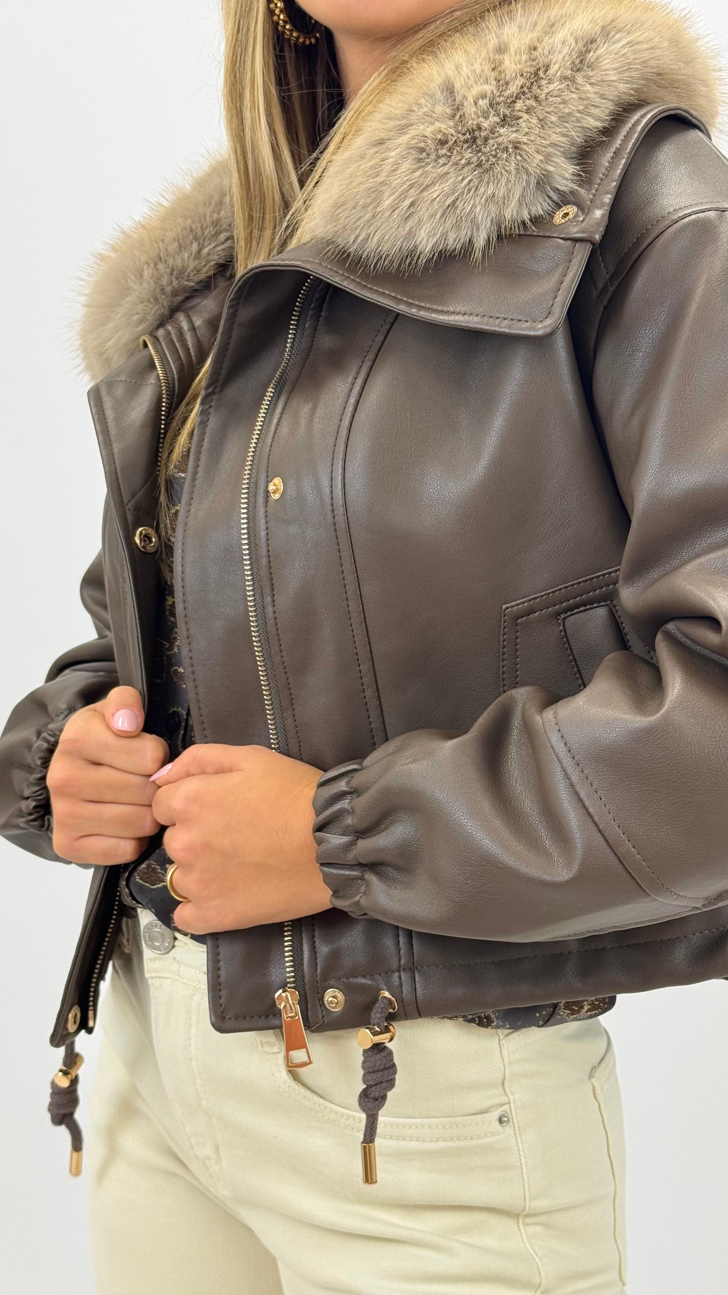 Blusão eco-pele castanho com pêlo na gola