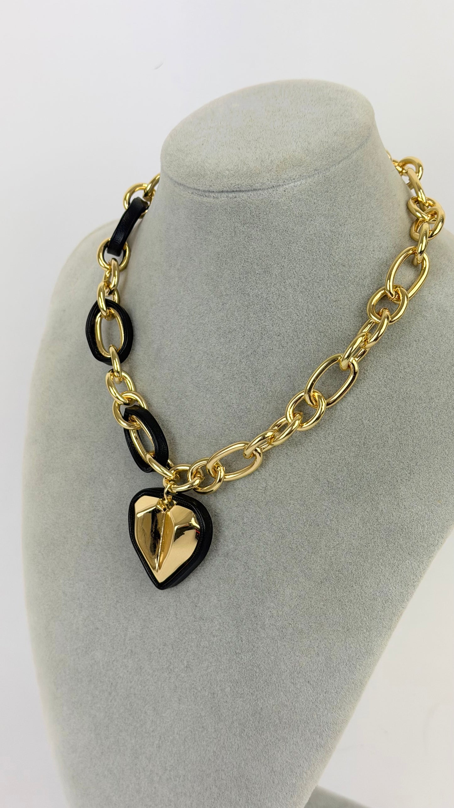 Colar coração dourado com detalhes em preto