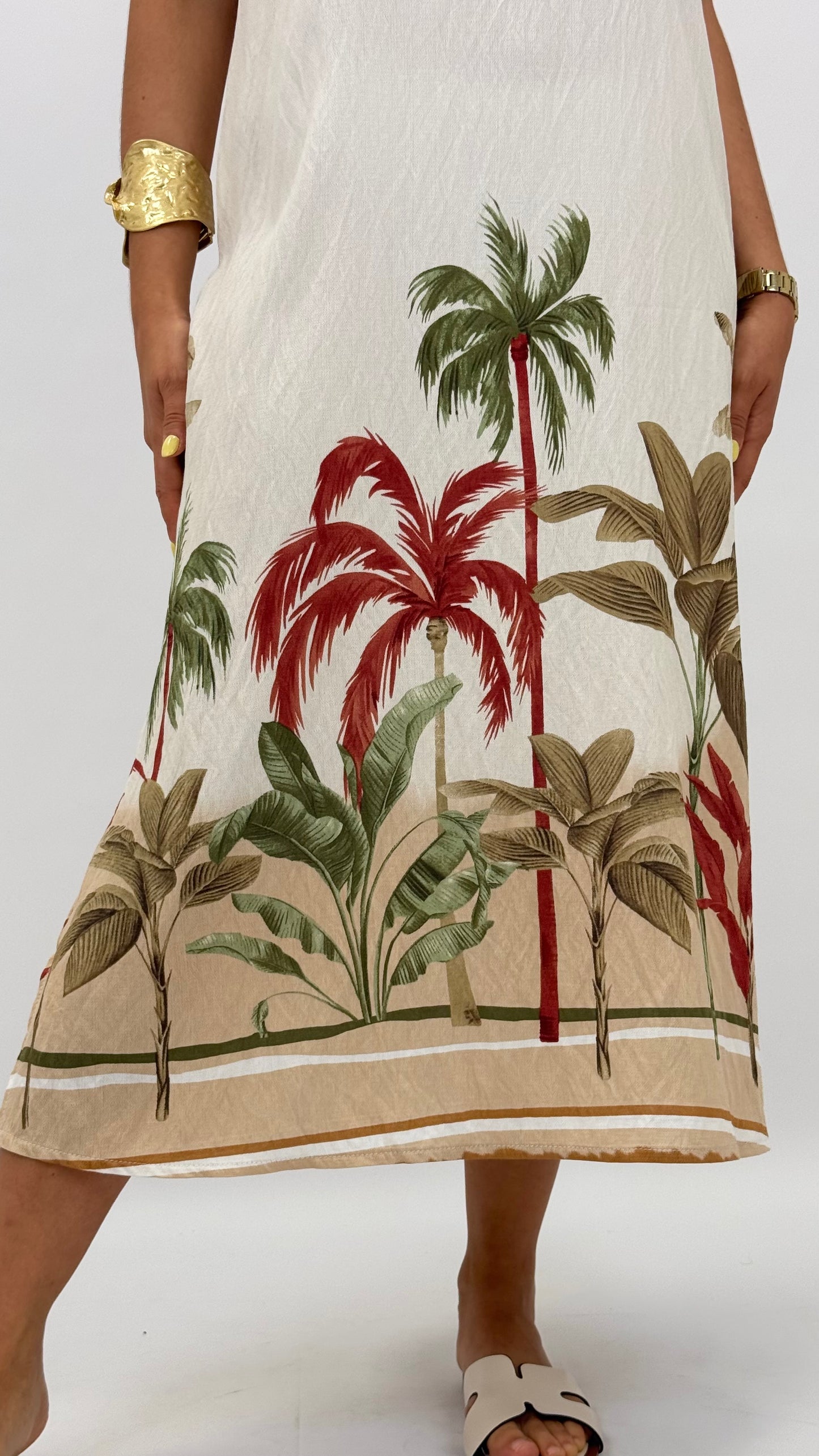 Vestido midi fundo creme com estampado tropical