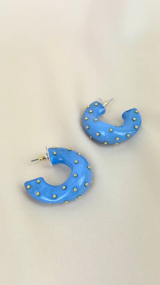 Brincos argolas acrílico azul com pintas douradas