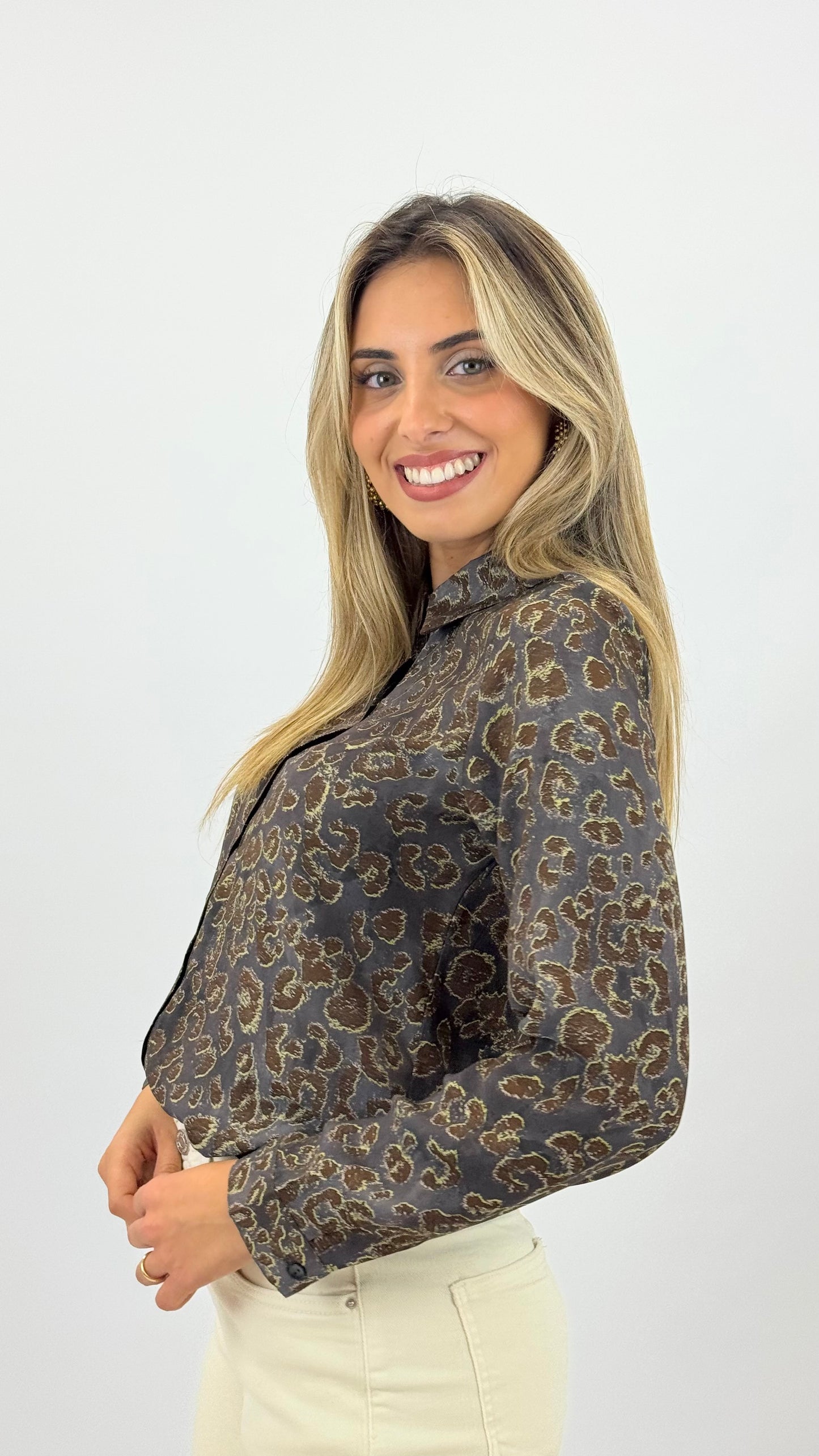 Blusa animal-print fundo castanho