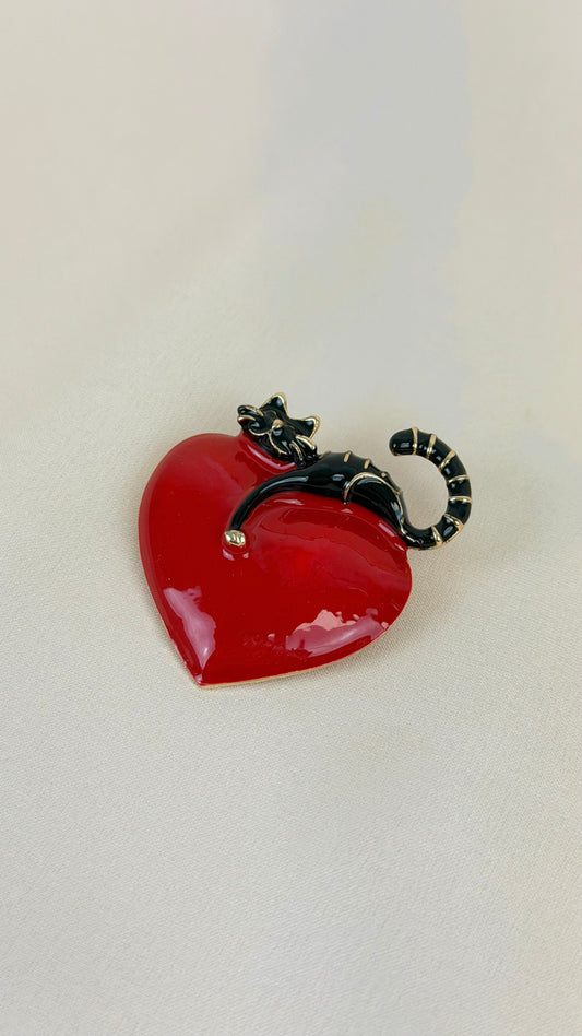 Alfinete coração vermelho com gato preto