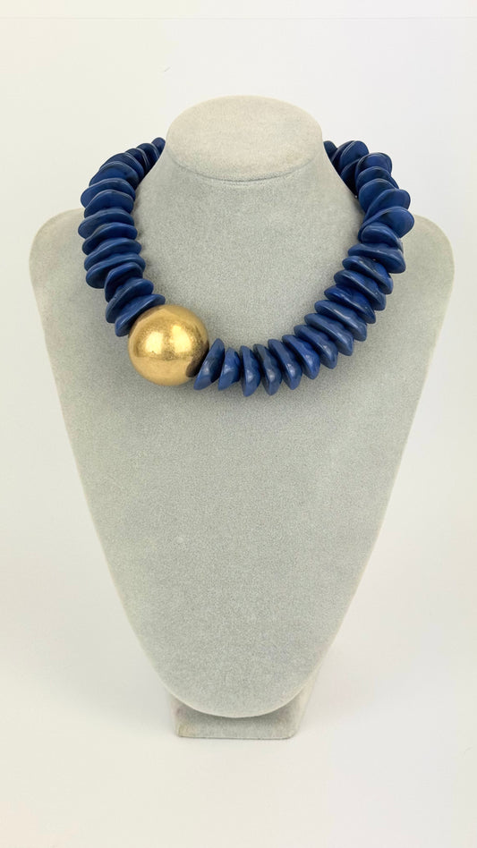 Colar peças em acrílico azul com bola dourada