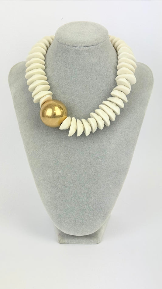 Colar peças em acrílico pérola com bola dourada
