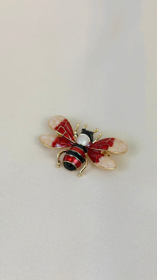 Alfinete abelha grande vermelha, preta e bege
