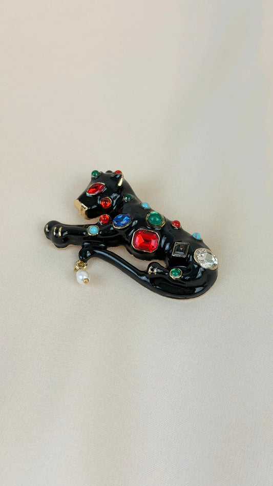 Alfinete pantera preta com pedras coloridas