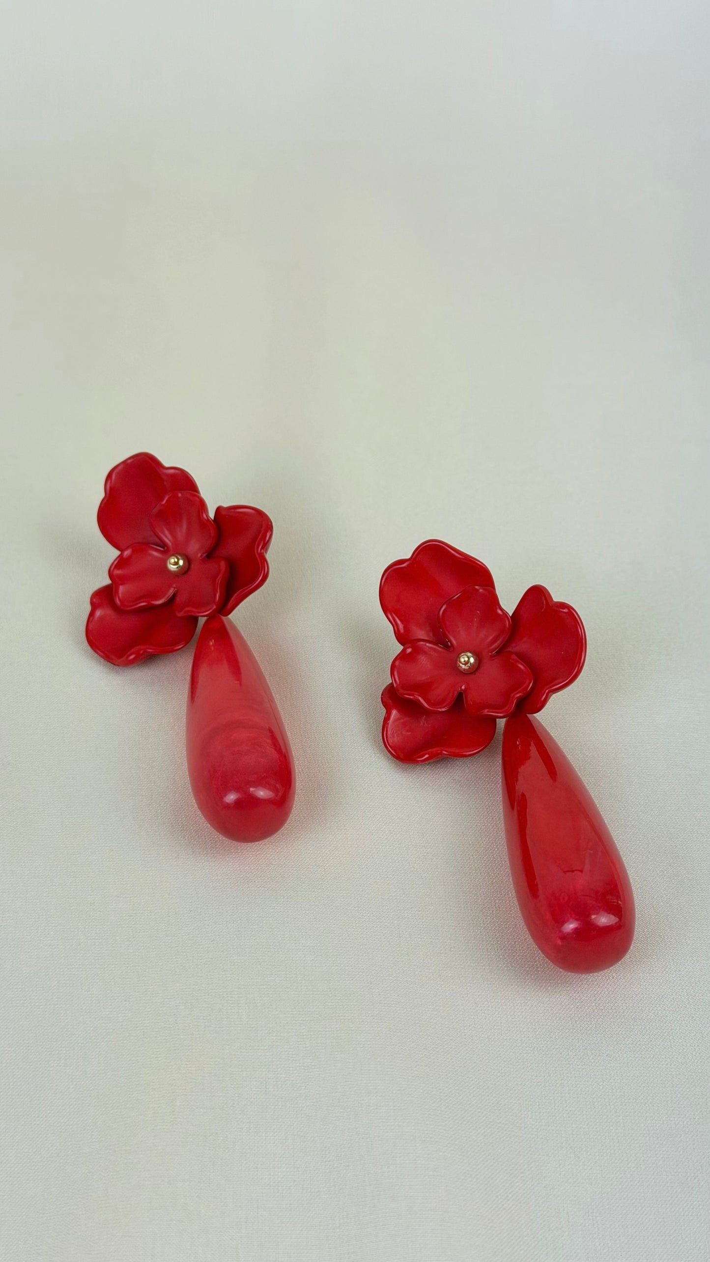 Brincos acrílico vermelho flor e pendente