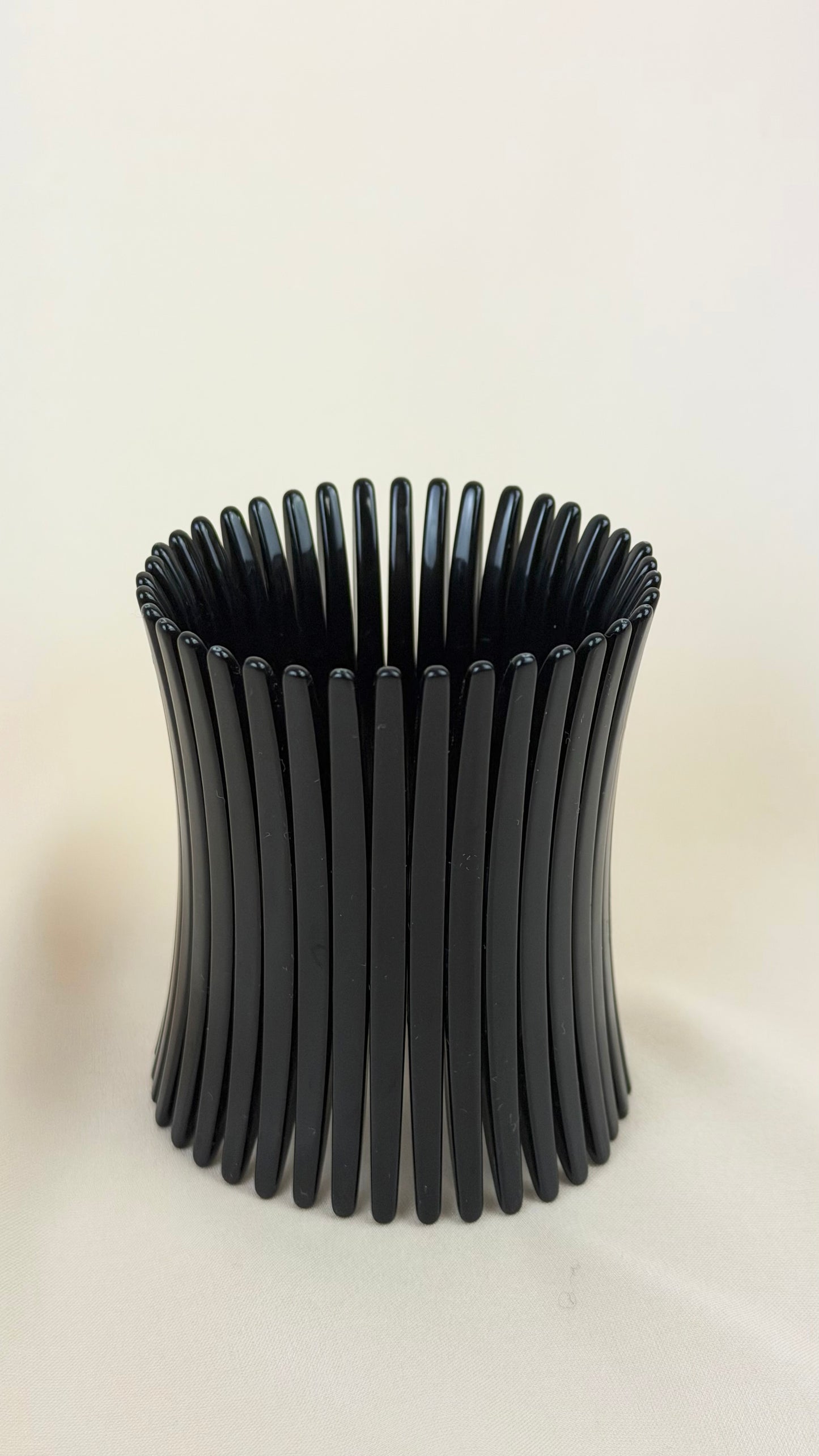 Pulseira elástica acrílico fino preto