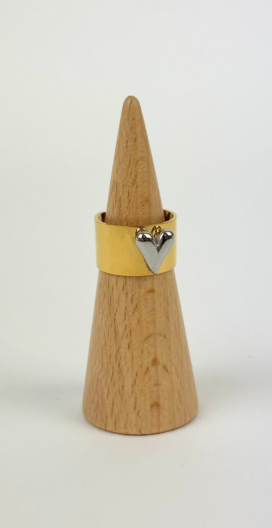 Anel aço dourado e coração prateado