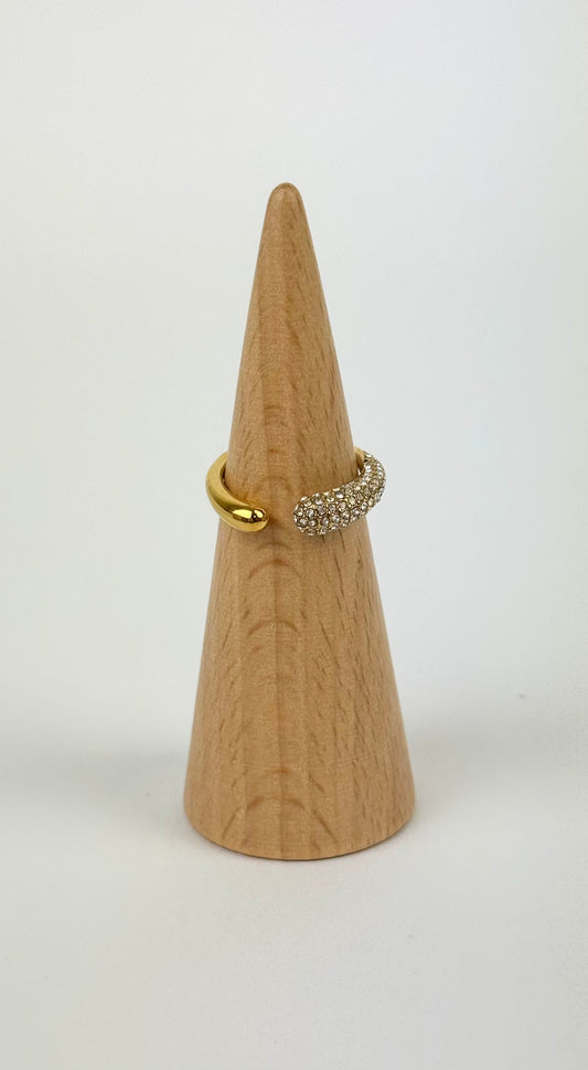 Anel aço dourado com pequenos brilhos