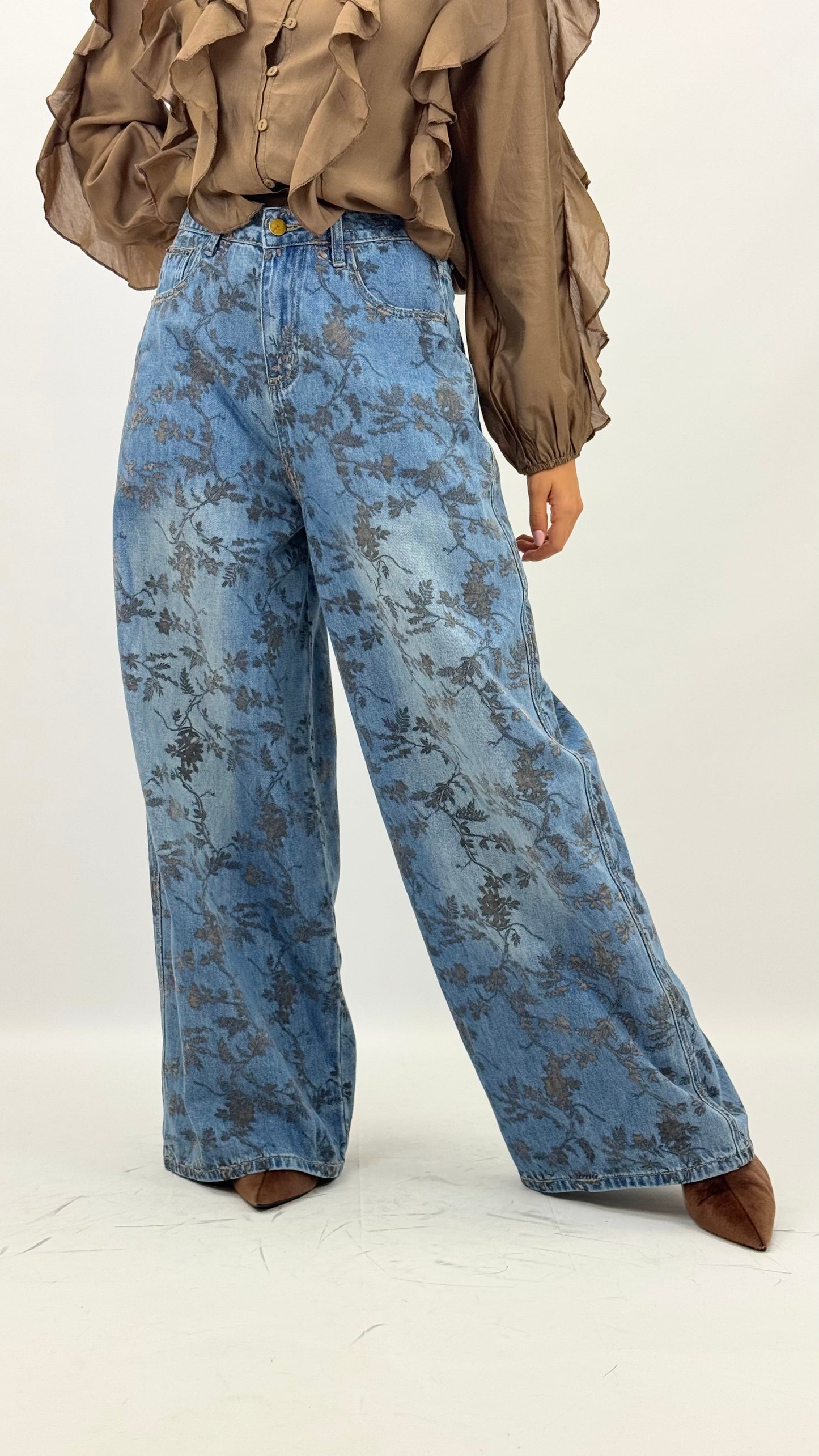Calça de ganga com estampado floral castanho