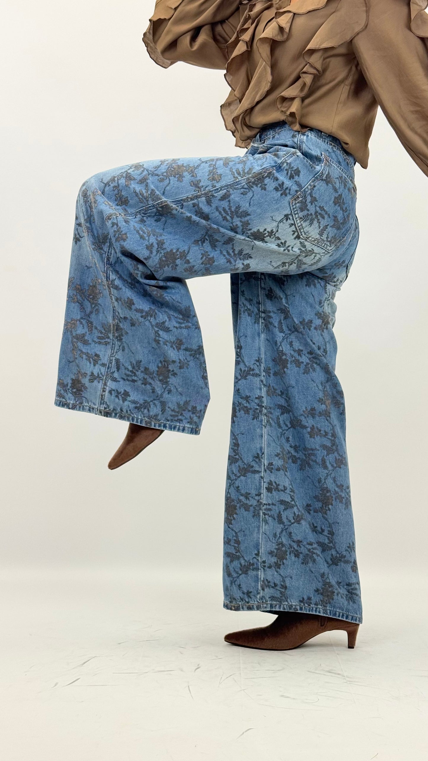 Calça de ganga com estampado floral castanho