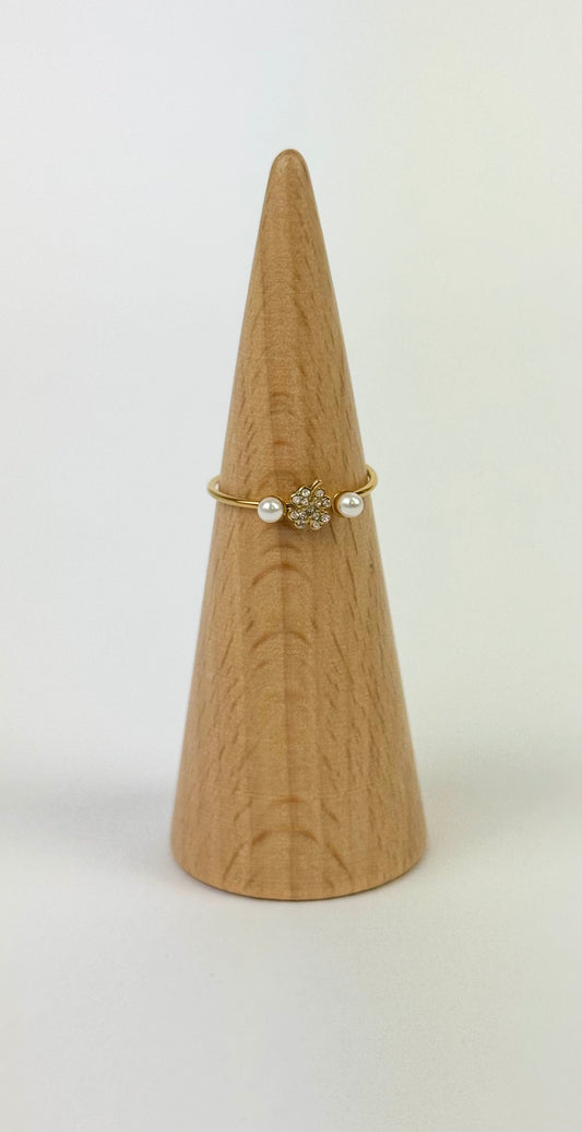 Anel fino aço com pequenas pérolas e trevo