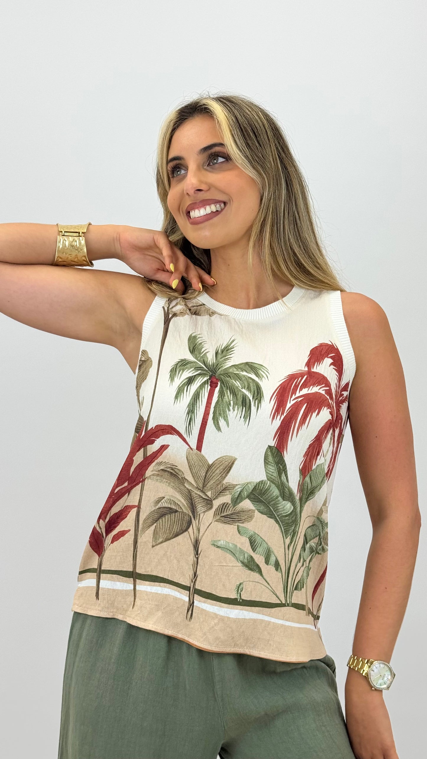 Top fundo creme com estampado tropical