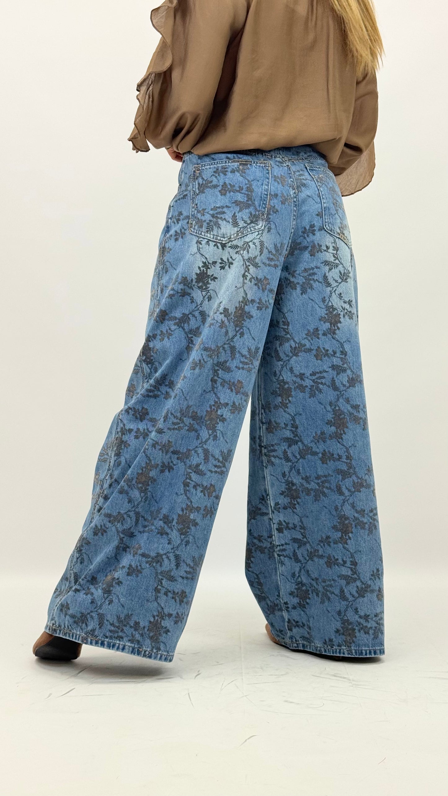 Calça de ganga com estampado floral castanho
