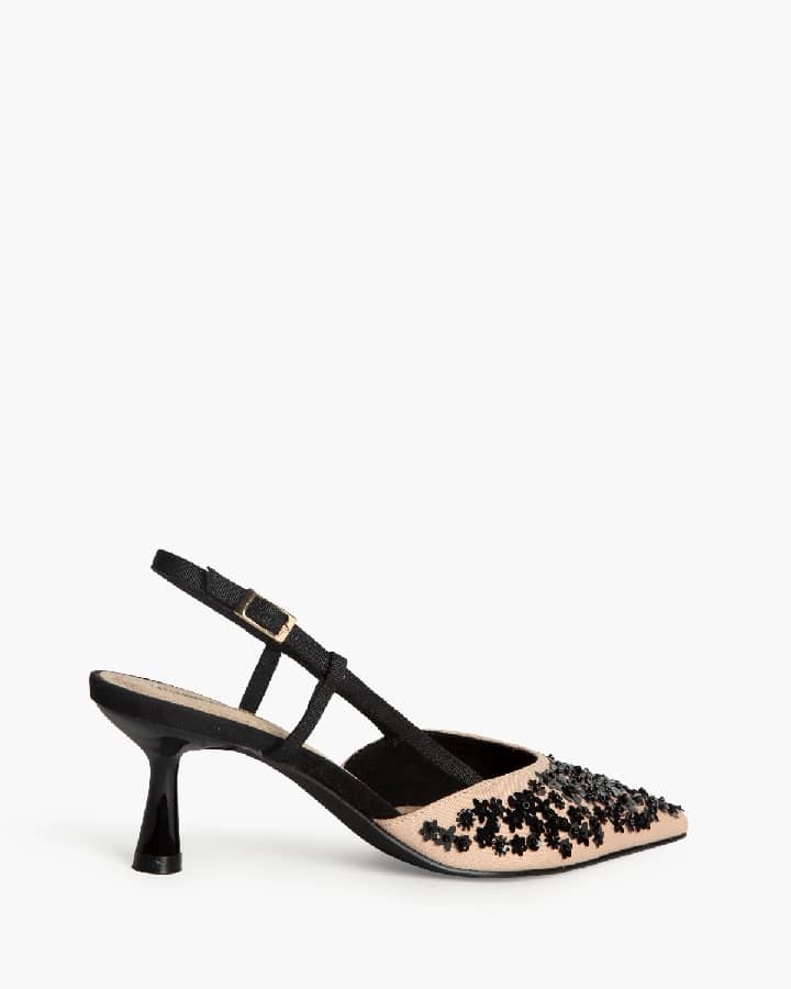 Sapato tacão bege e preto com aplicações florais