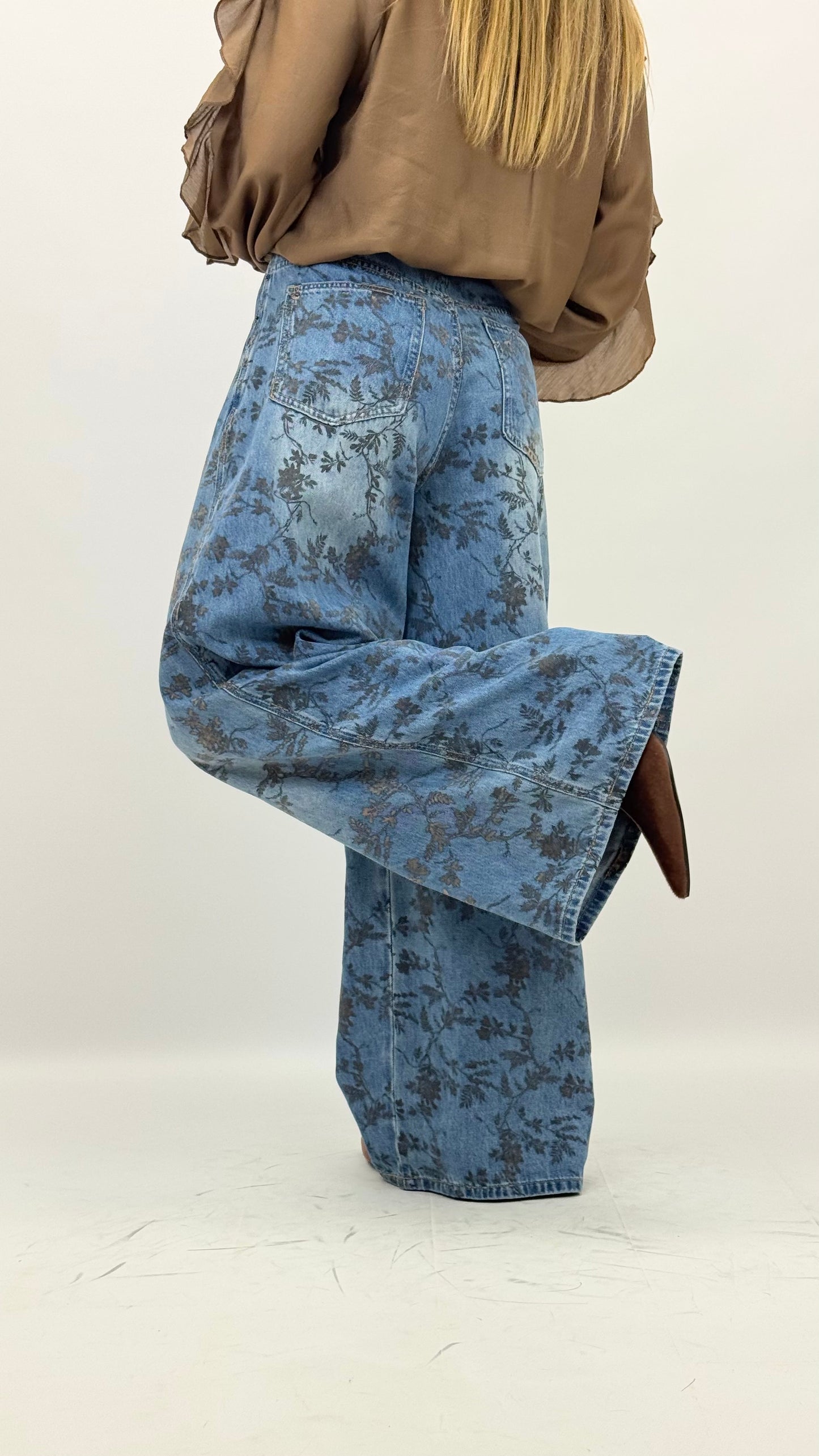 Calça de ganga com estampado floral castanho