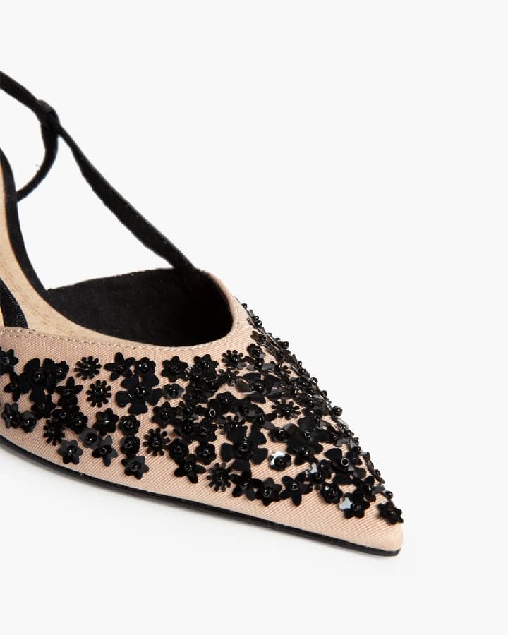 Sapato tacão bege e preto com aplicações florais