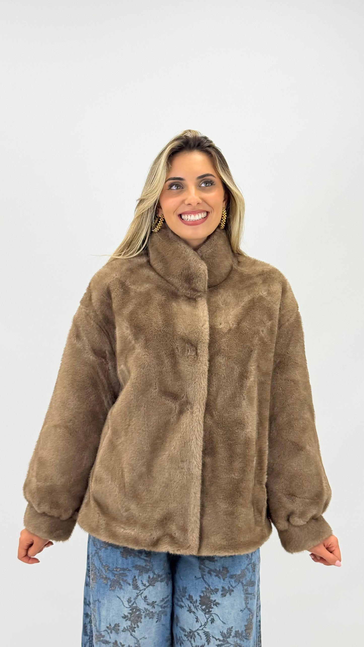 Casaco pêlo sintético tons bege