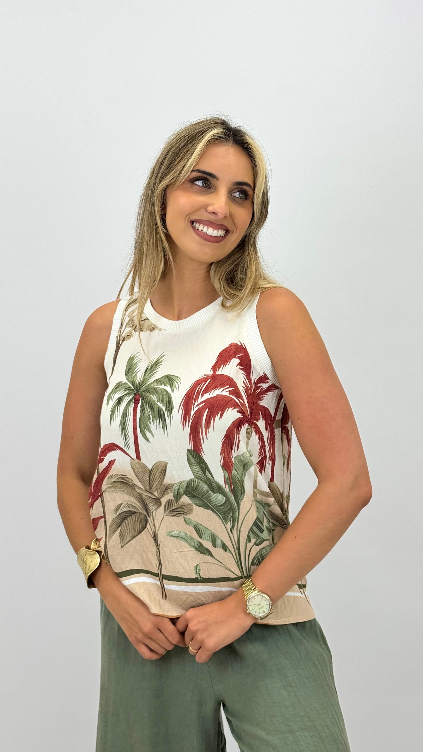 Top fundo creme com estampado tropical